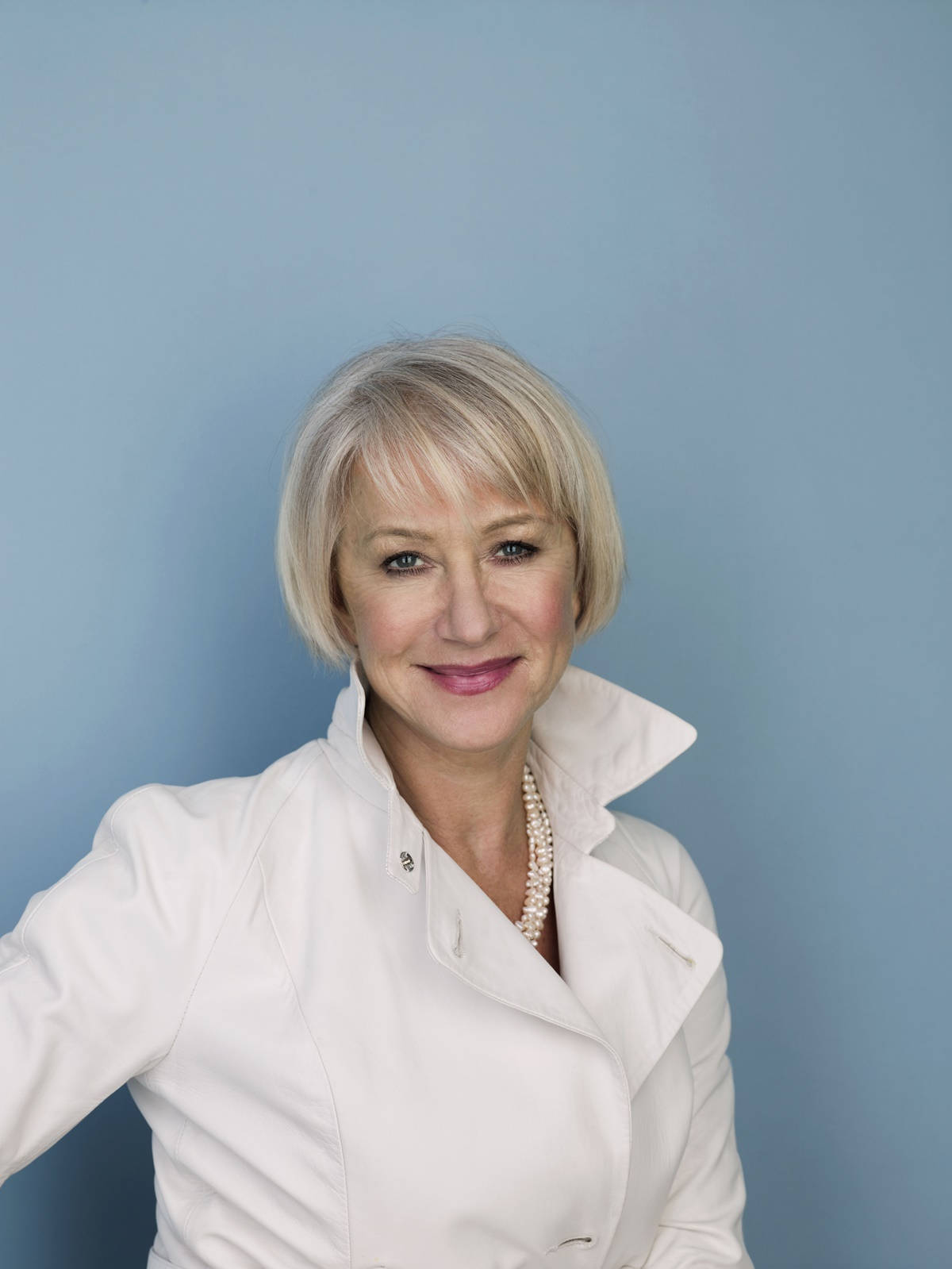 Helen Mirren, short blonde hair, crisp white coat, HD Phone Wallpaper