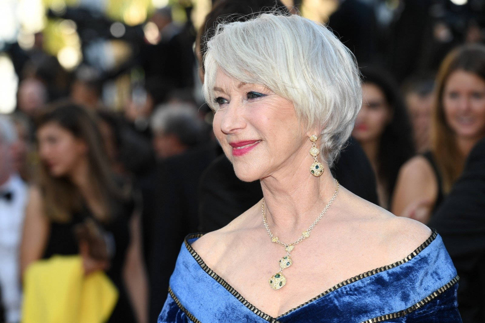 Helen Mirren, royal blue velvet gown, gold trim, HD Desktop Wallpaper