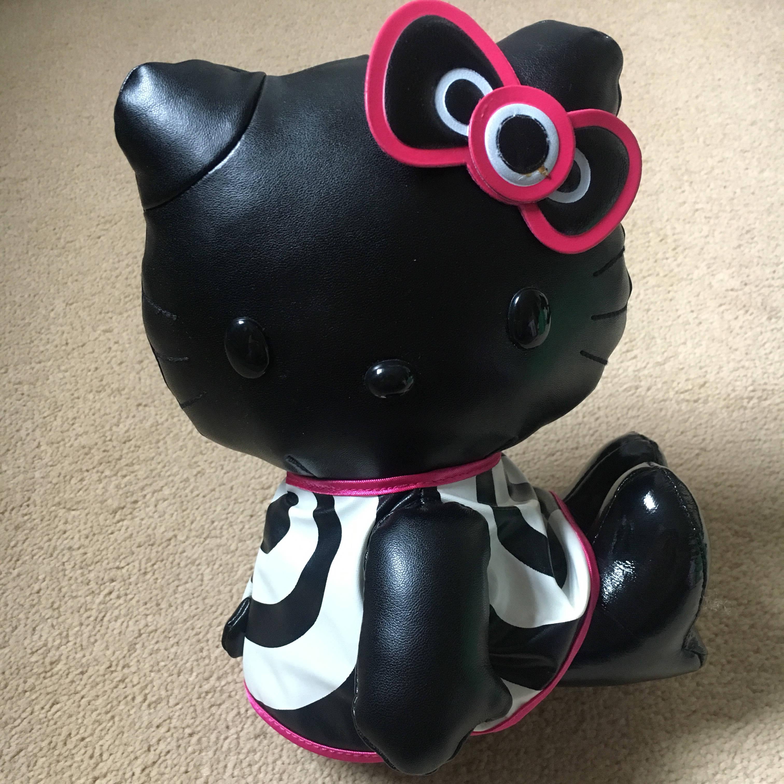 Hello Kitty, black, pink bow, 2K Desktop Wallpaper