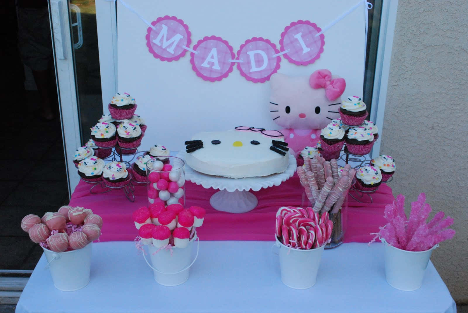 Hello Kitty, birthday dessert table, cupcakes, HD Desktop Wallpaper