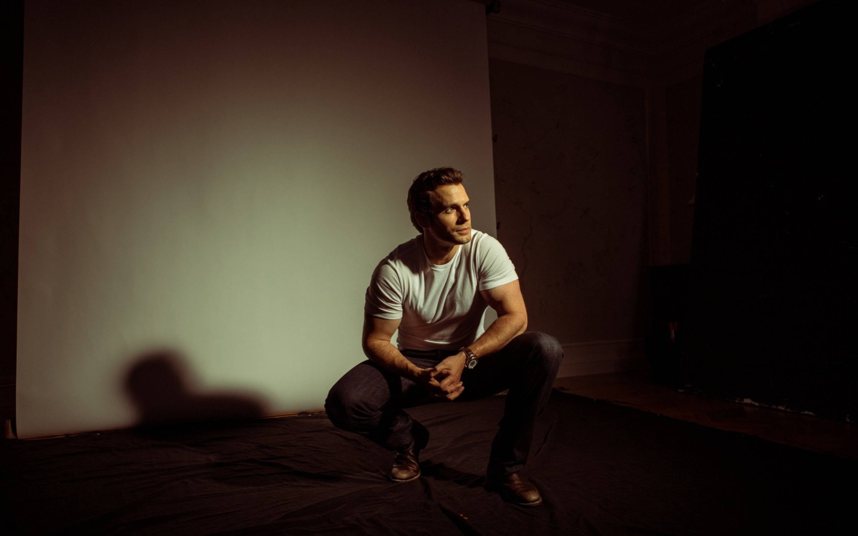 Henry Cavill, white tshirt, dimly lit room, 2K Desktop Wallpaper