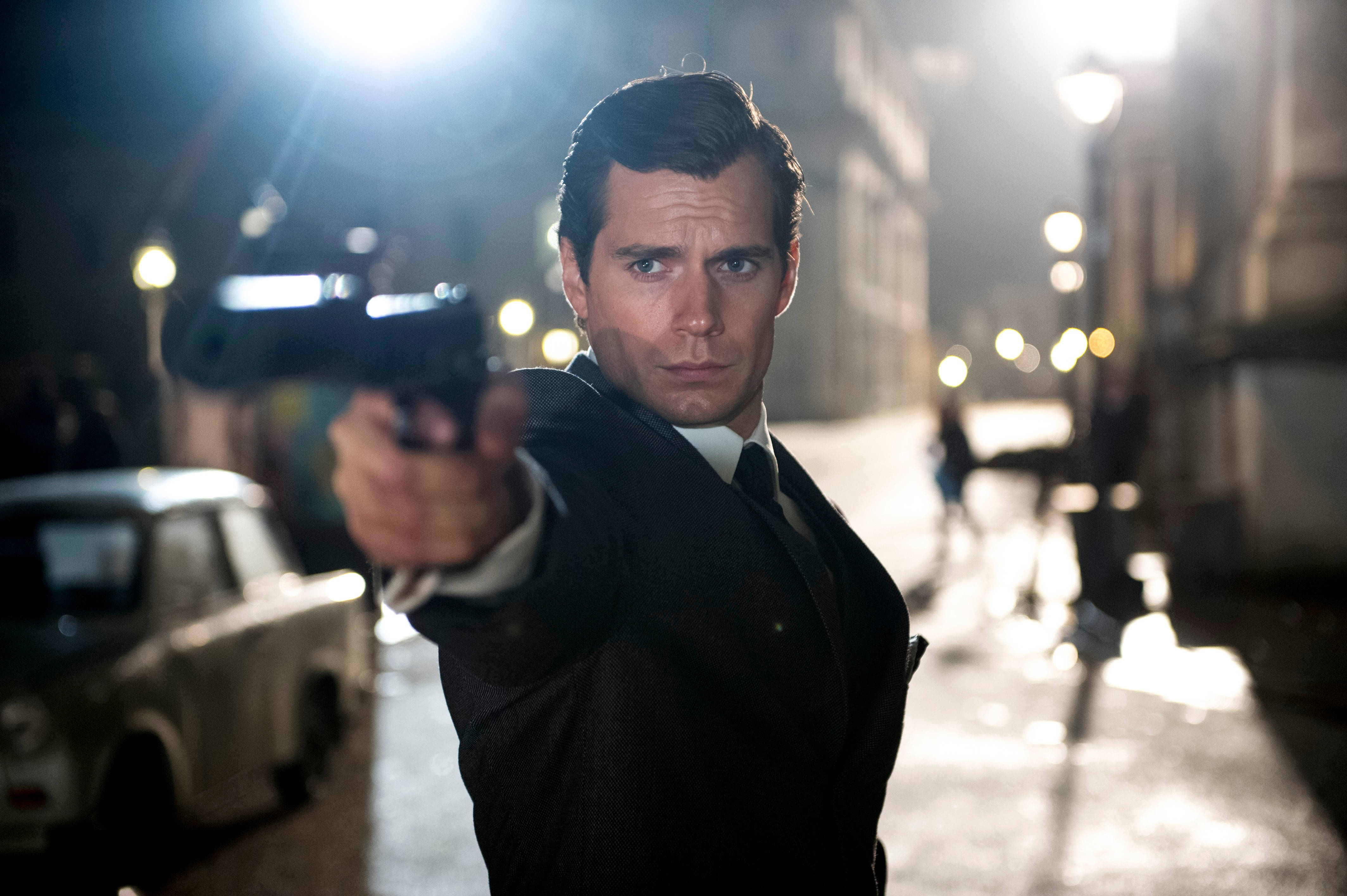 Henry Cavill, suit, pistol, 4K Desktop Wallpaper