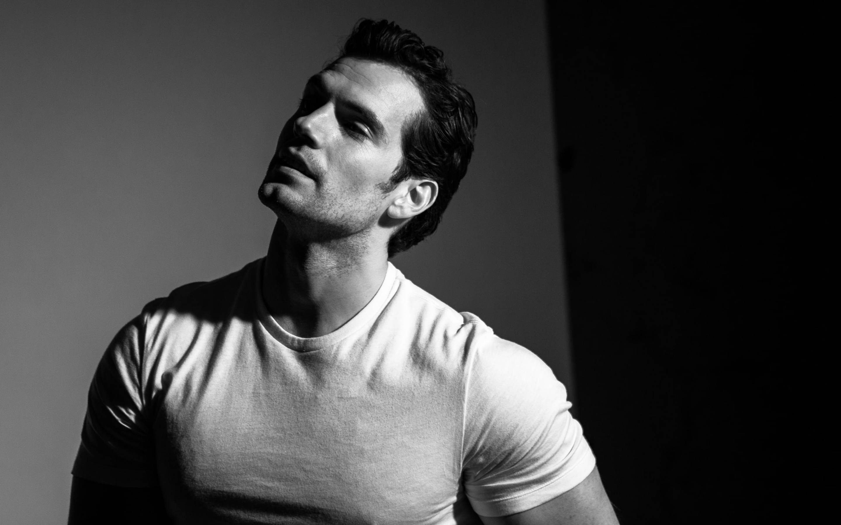 Henry Cavill, black and white studio portrait, dramatic lighting, 2K Desktop Wallpaper