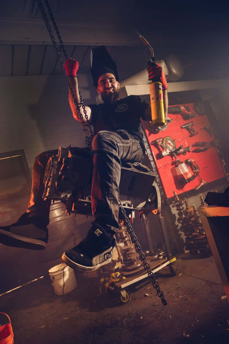 Herencia De Patrones, bearded mechanic, red gloves, SD Phone Wallpaper