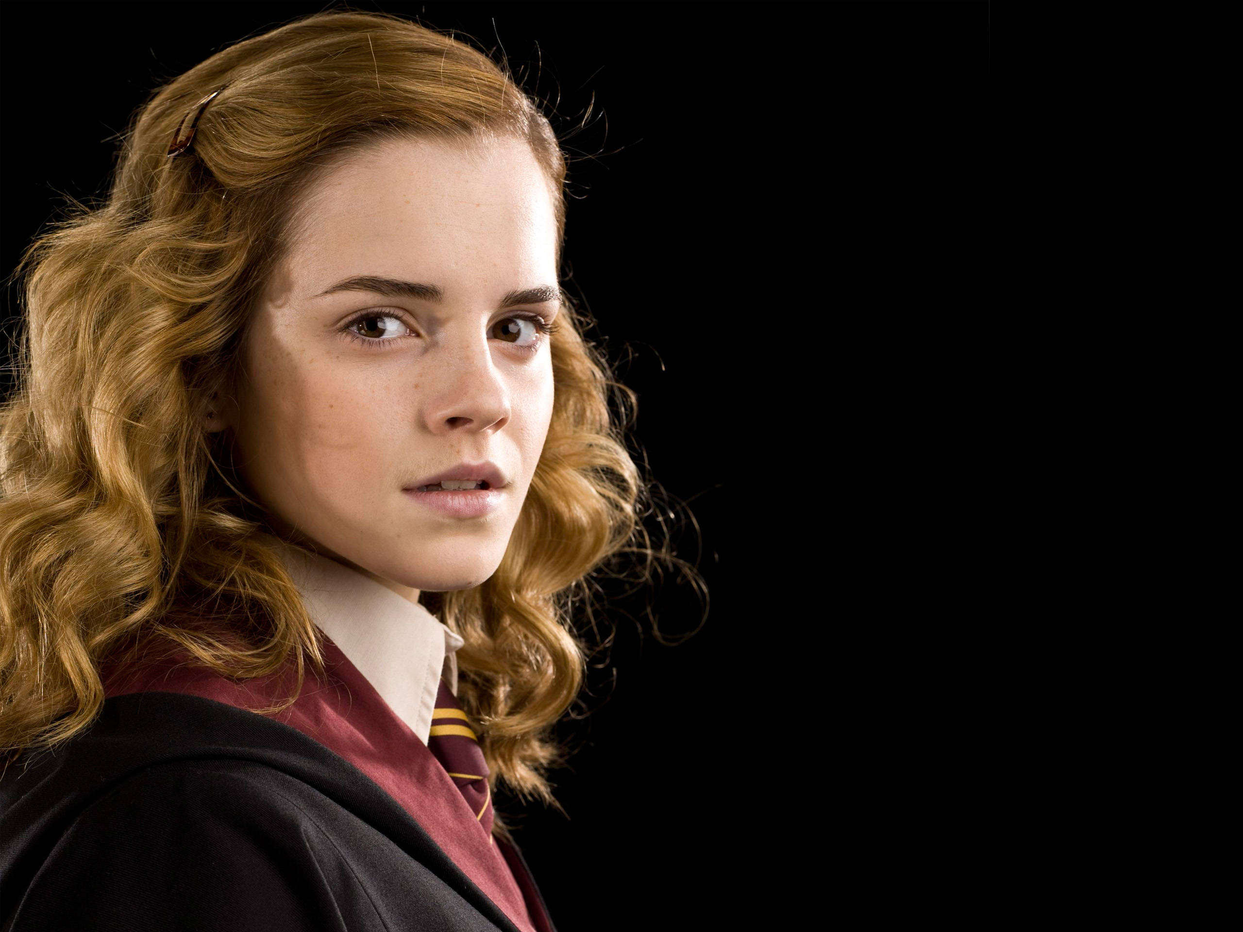 Hermione Granger, curly red hair, maroon and gold school uniform, 2K Desktop Wallpaper