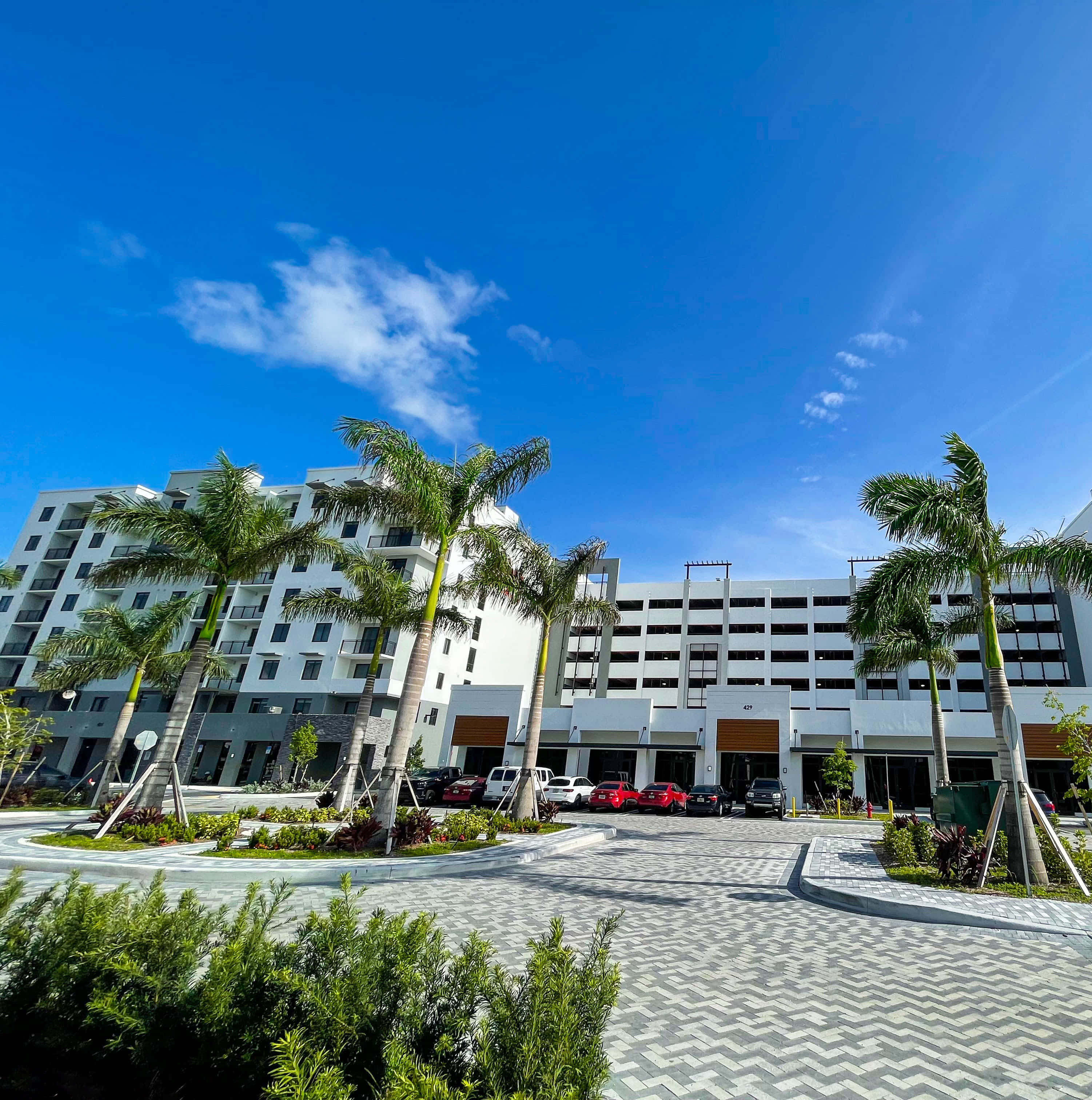 Hialeah, modern apartment complex, white apartment complex, 2K Phone Wallpaper
