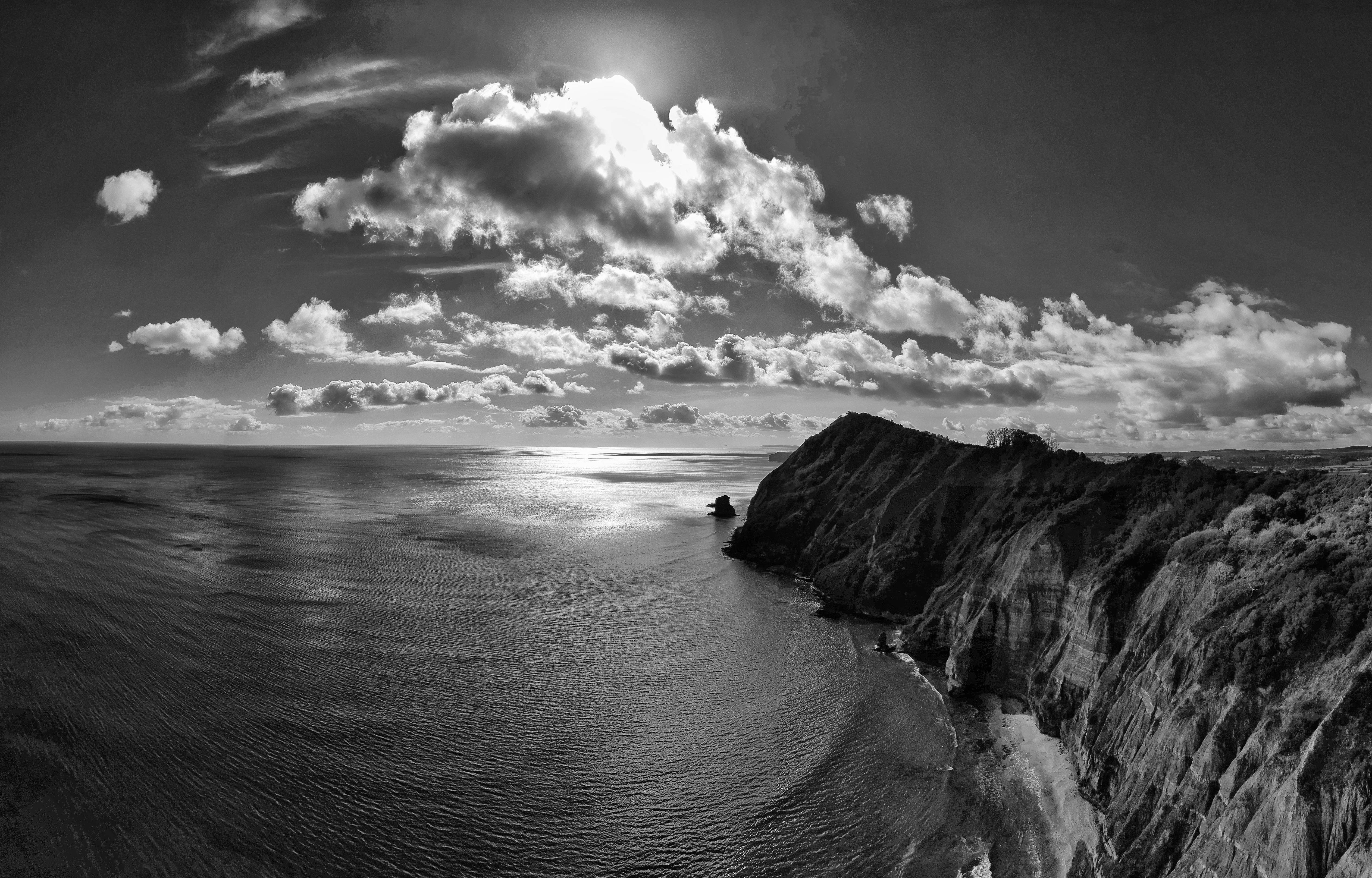 black and white coastal scene, rugged cliffs, ocean, 4K Desktop Wallpaper