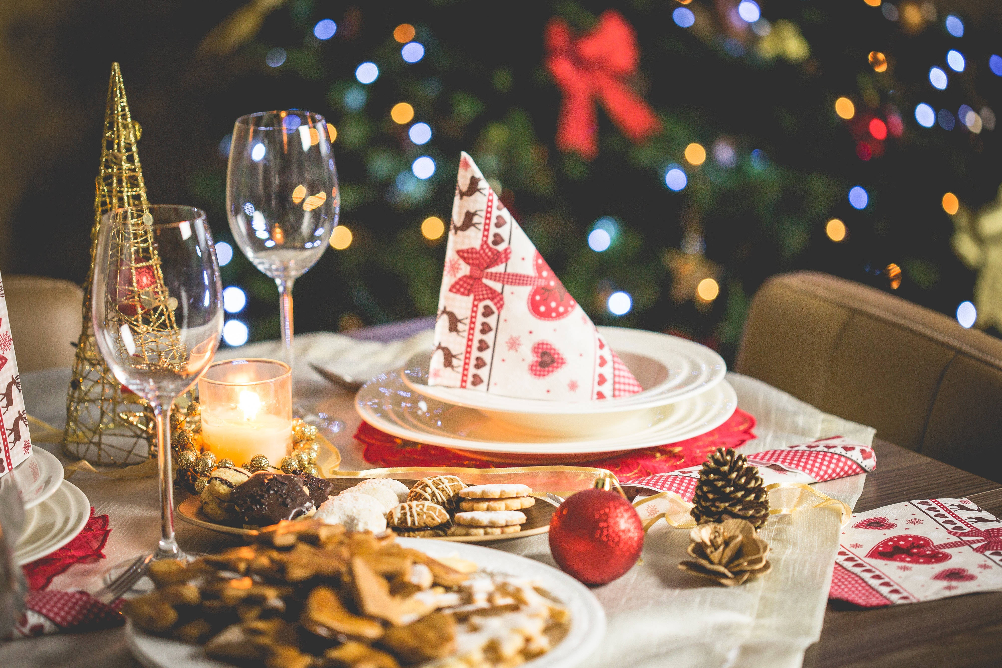 Christmas table, festive plates, cookies, 4K Desktop Wallpaper