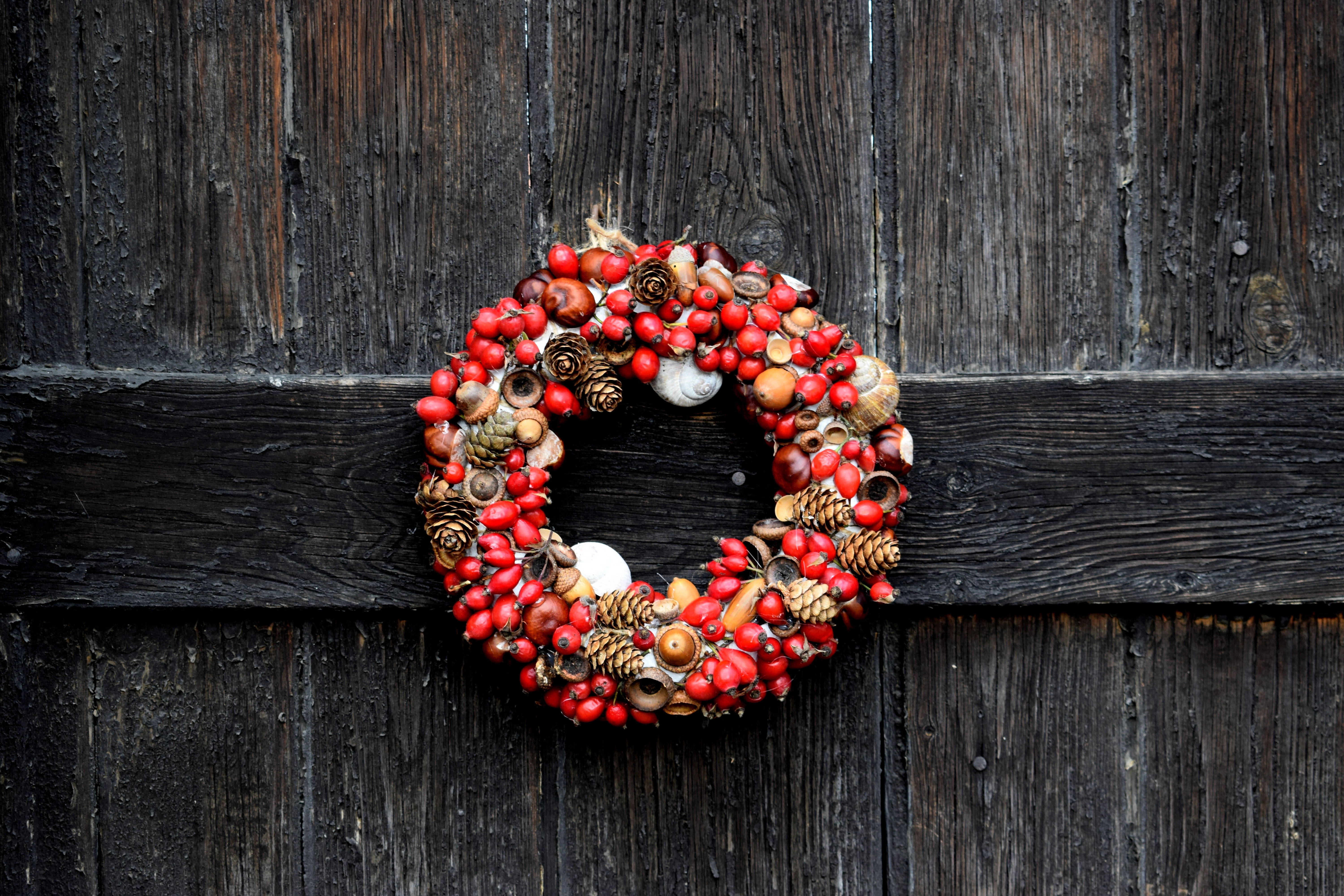 medieval, high resolution christmas wreath, red berries, 5K Desktop Wallpaper