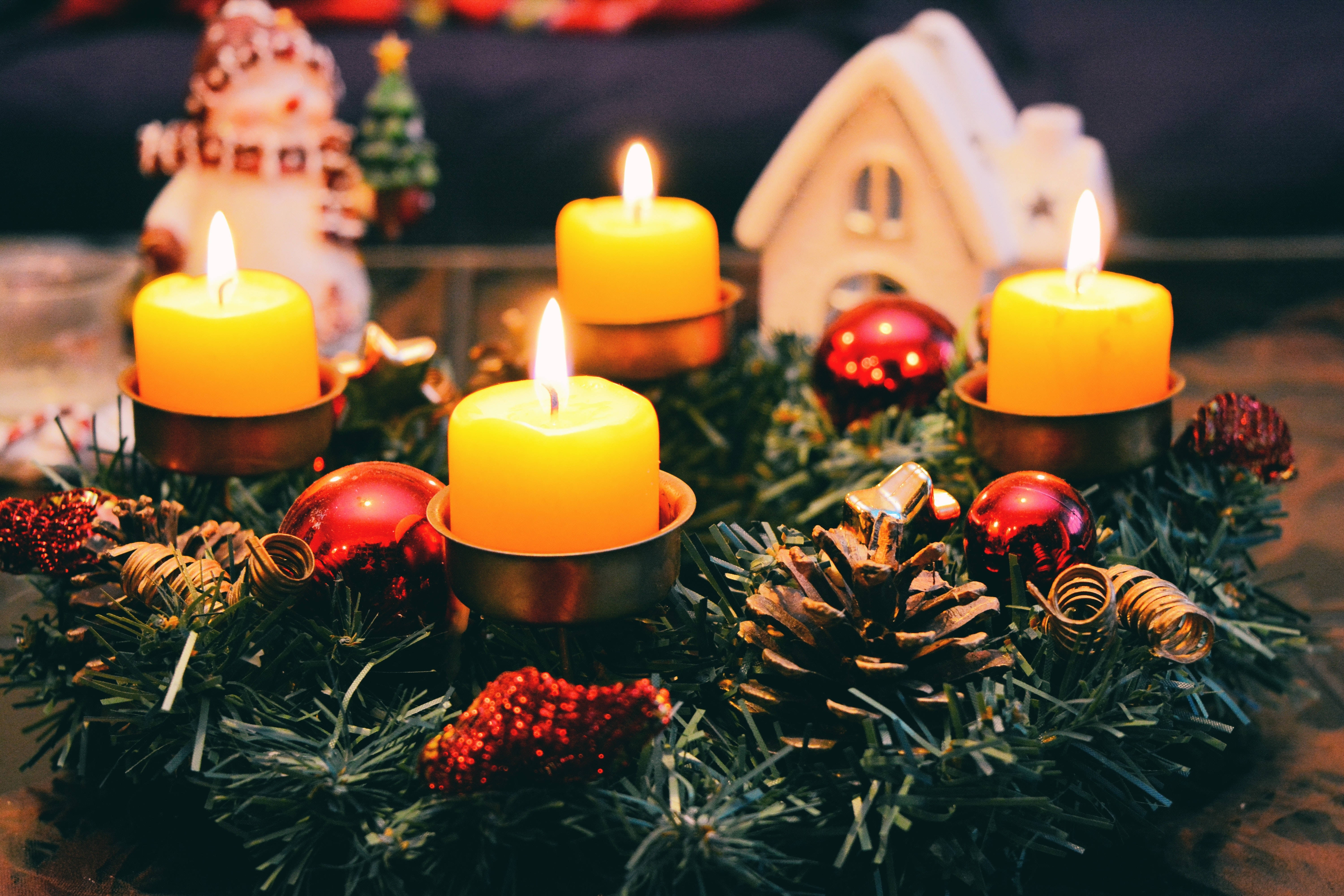 Advent wreath, candles, pinecones, 5K Desktop Wallpaper