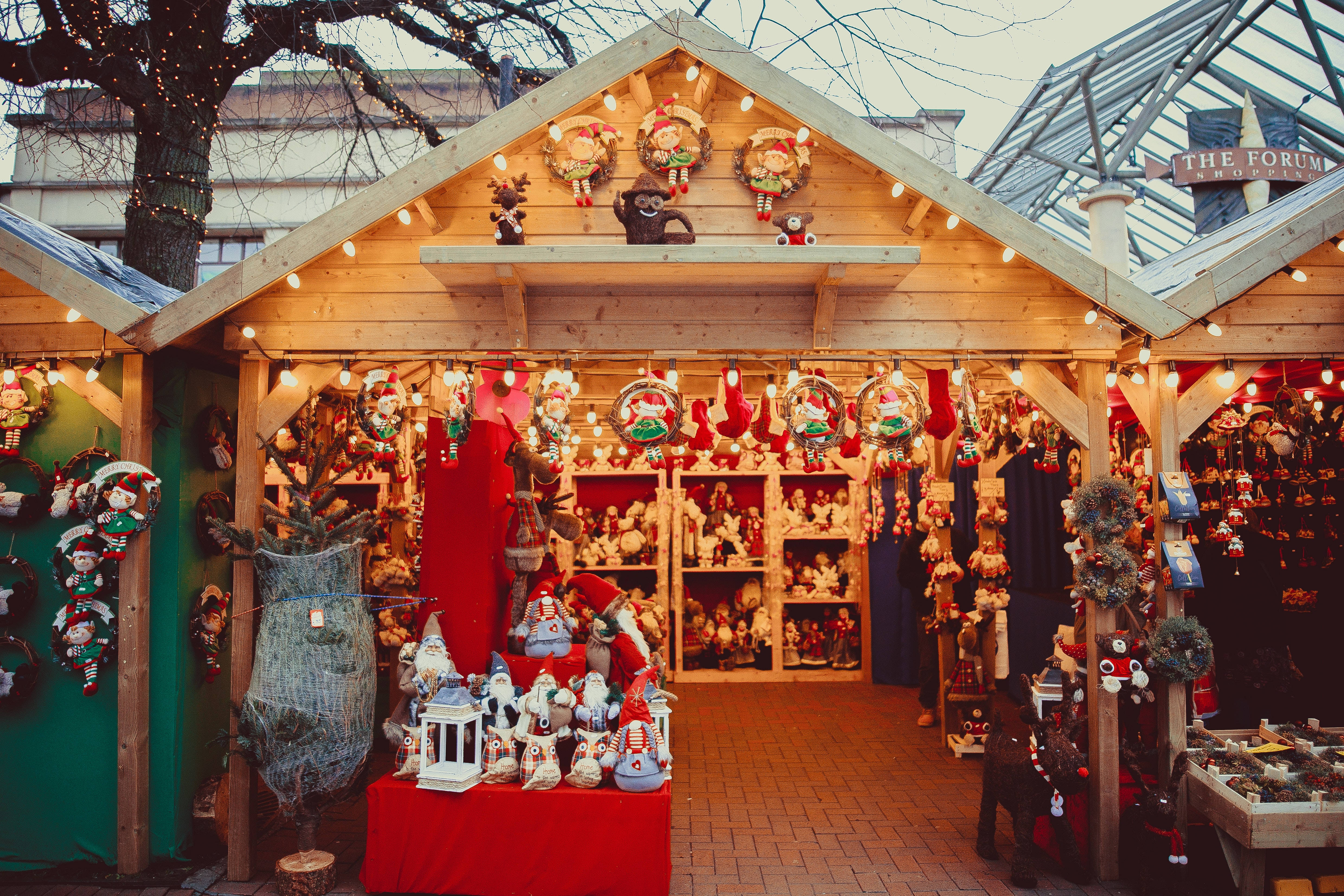Christmas market, wooden Christmas stall, festive ornaments, 4K Desktop Wallpaper
