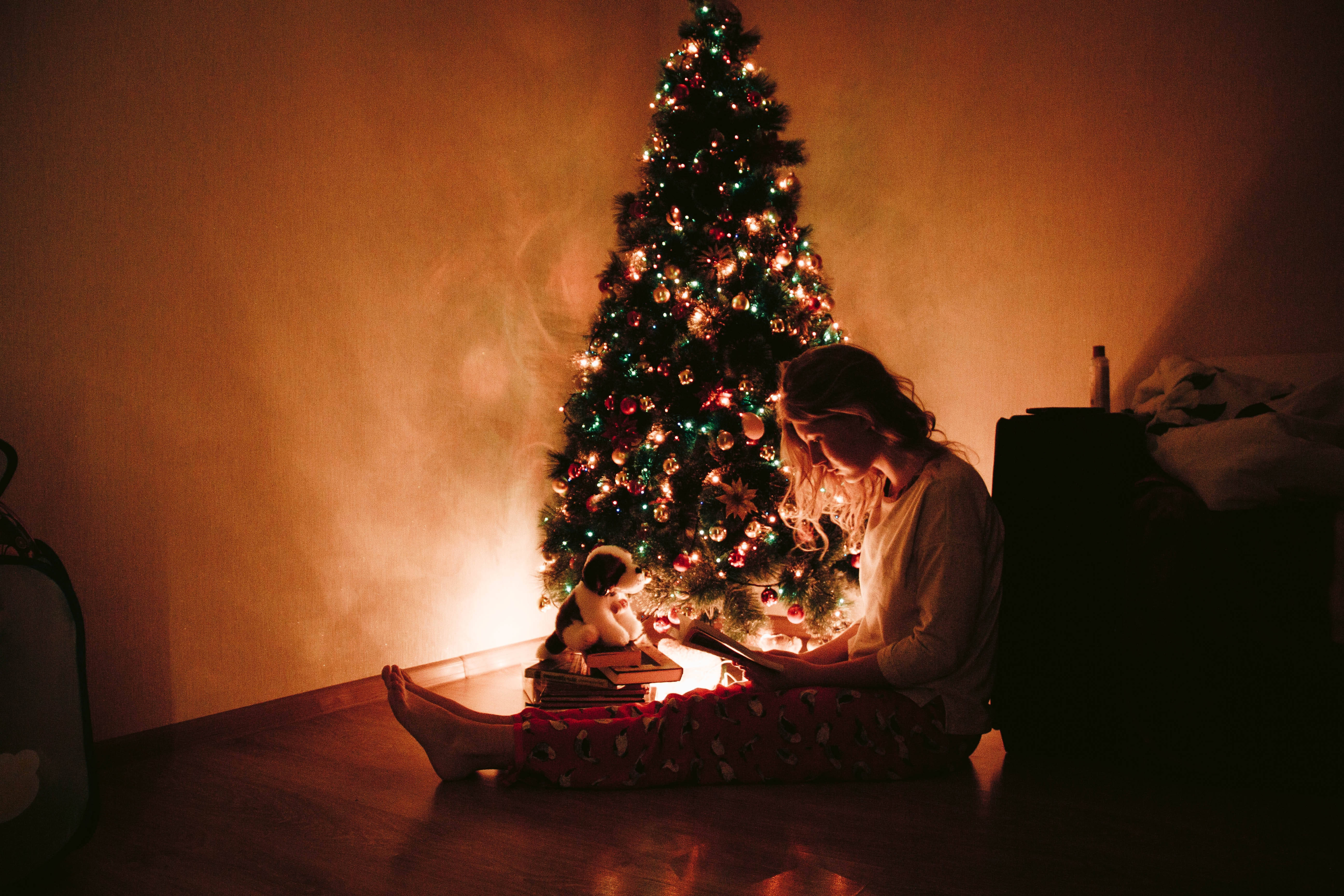High Resolution Christmas, wooden floor, glowing decorated Christmas tree, 5K Desktop Wallpaper