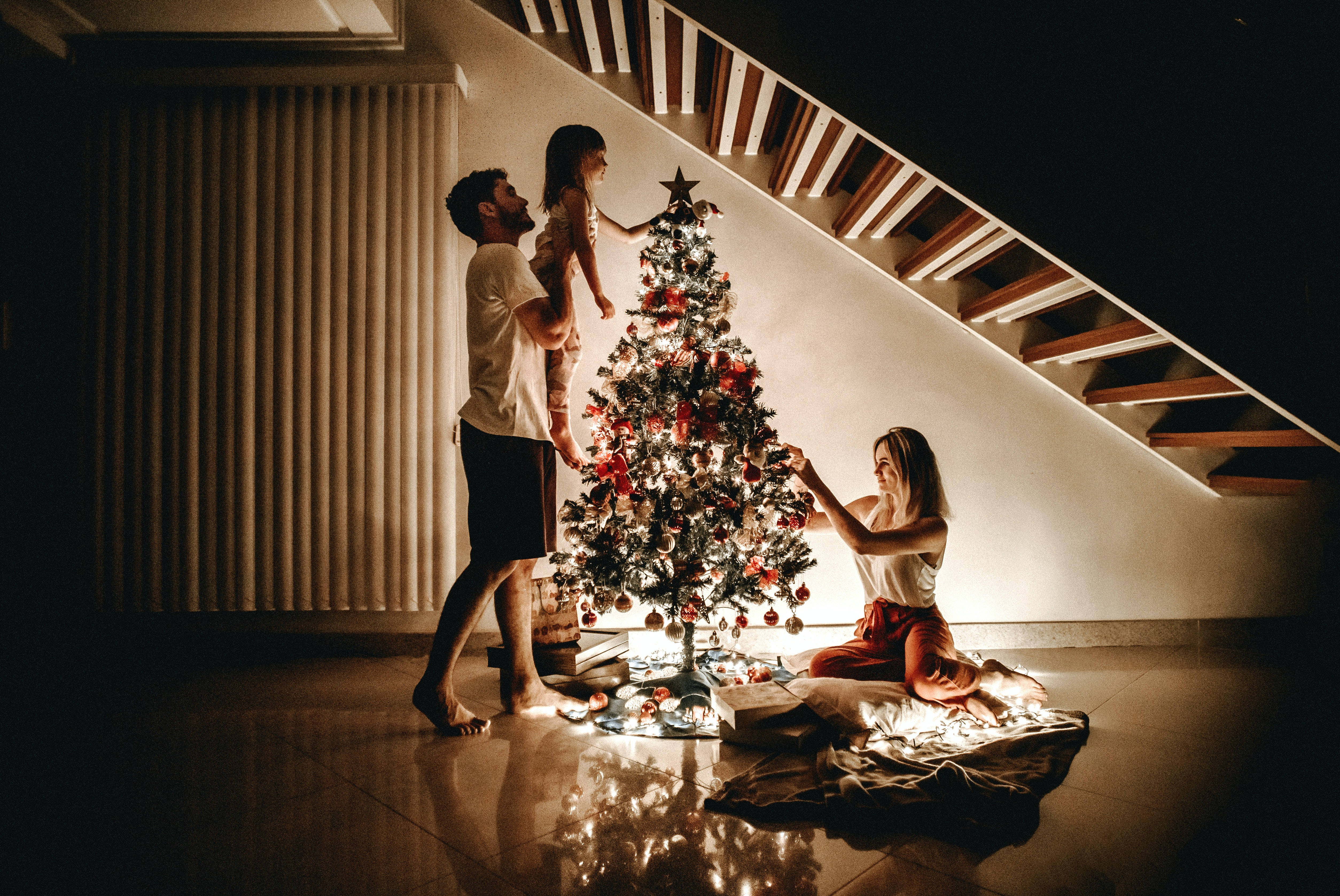High Resolution Christmas, glowing Christmas tree, warm lights, 4K Desktop Wallpaper