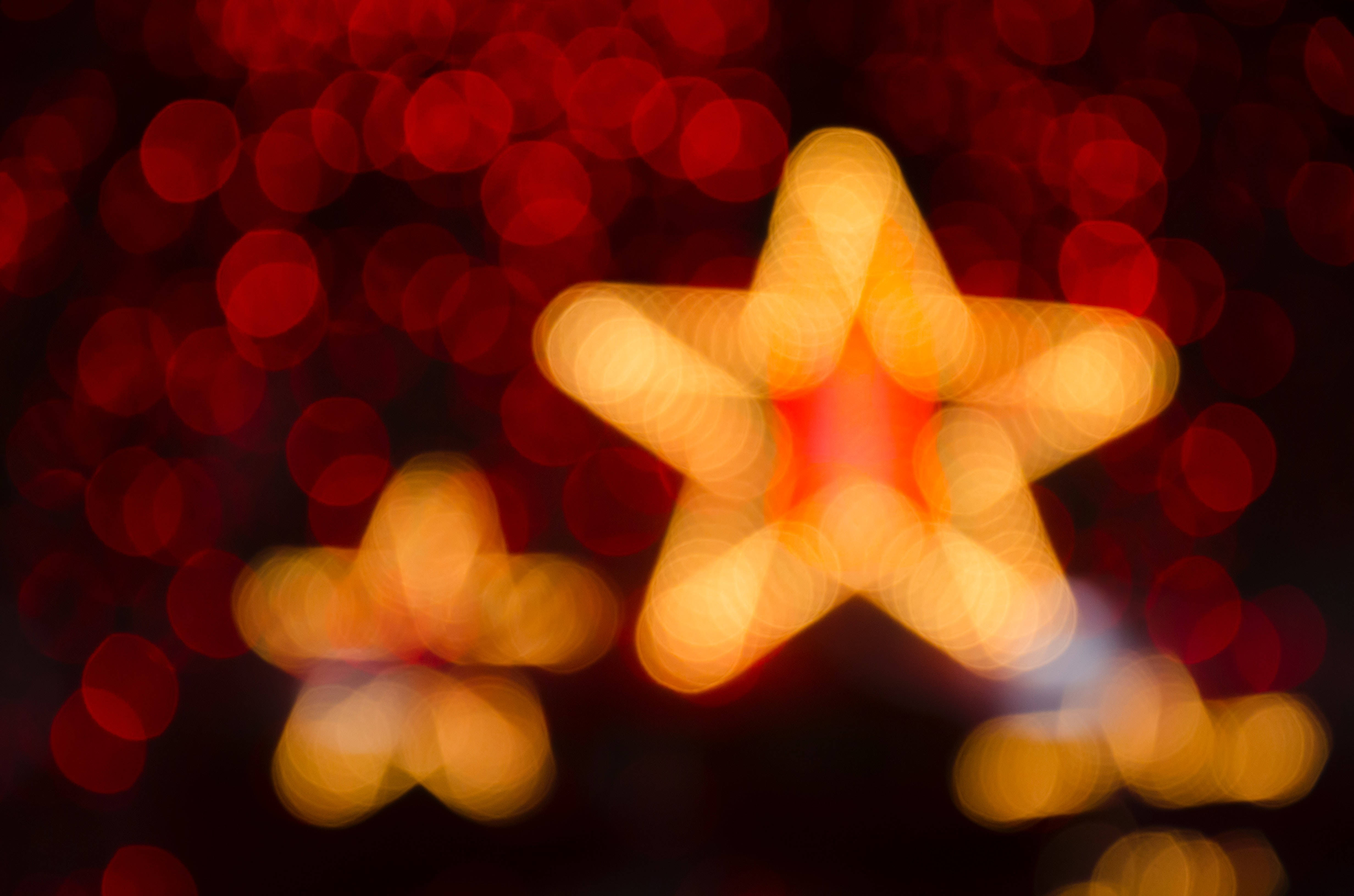 high resolution christmas stars, golden stars, deep red bokeh background, 4K Desktop Wallpaper