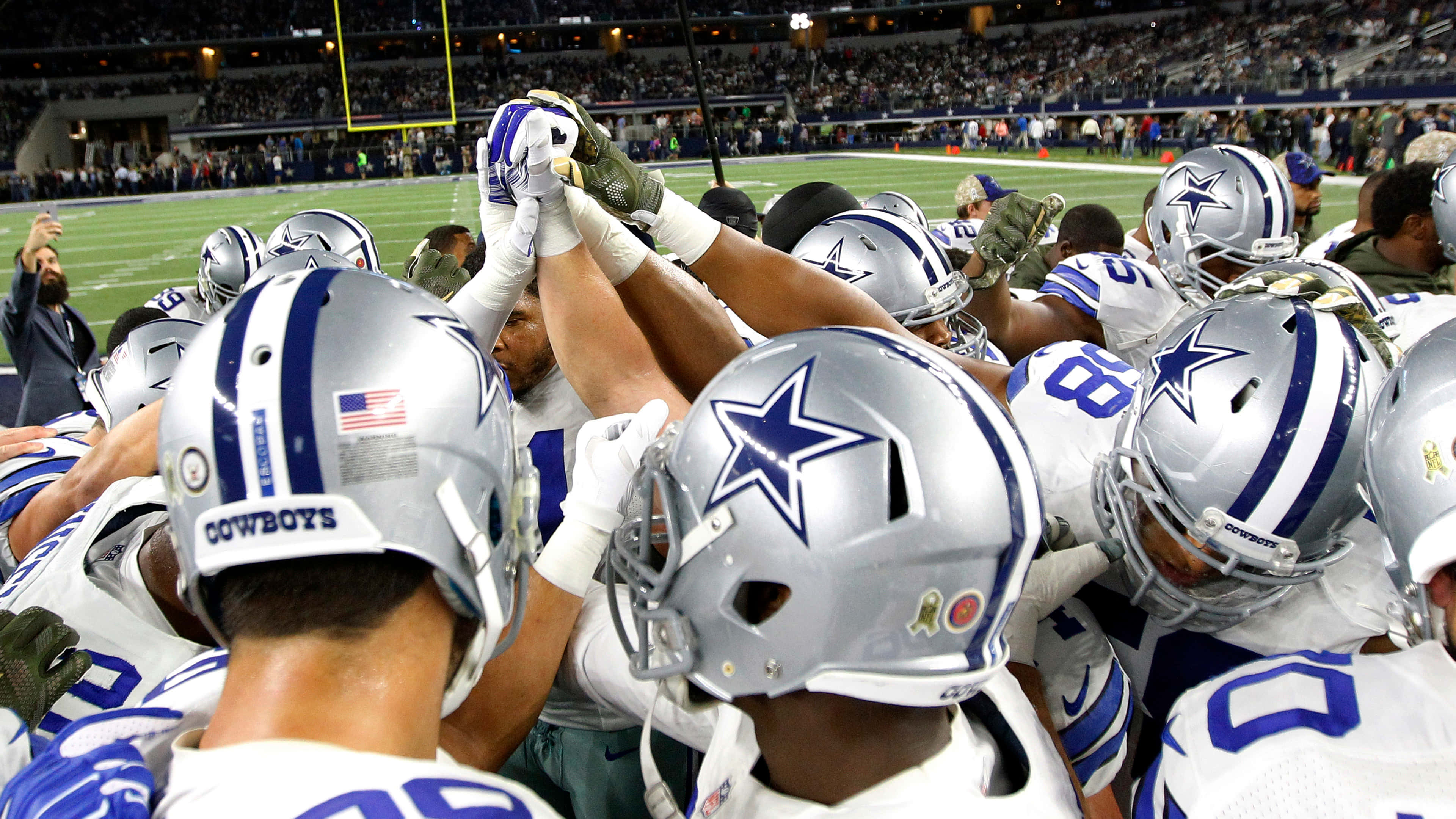 Dallas Cowboys, football players, huddle, 4K Desktop Wallpaper