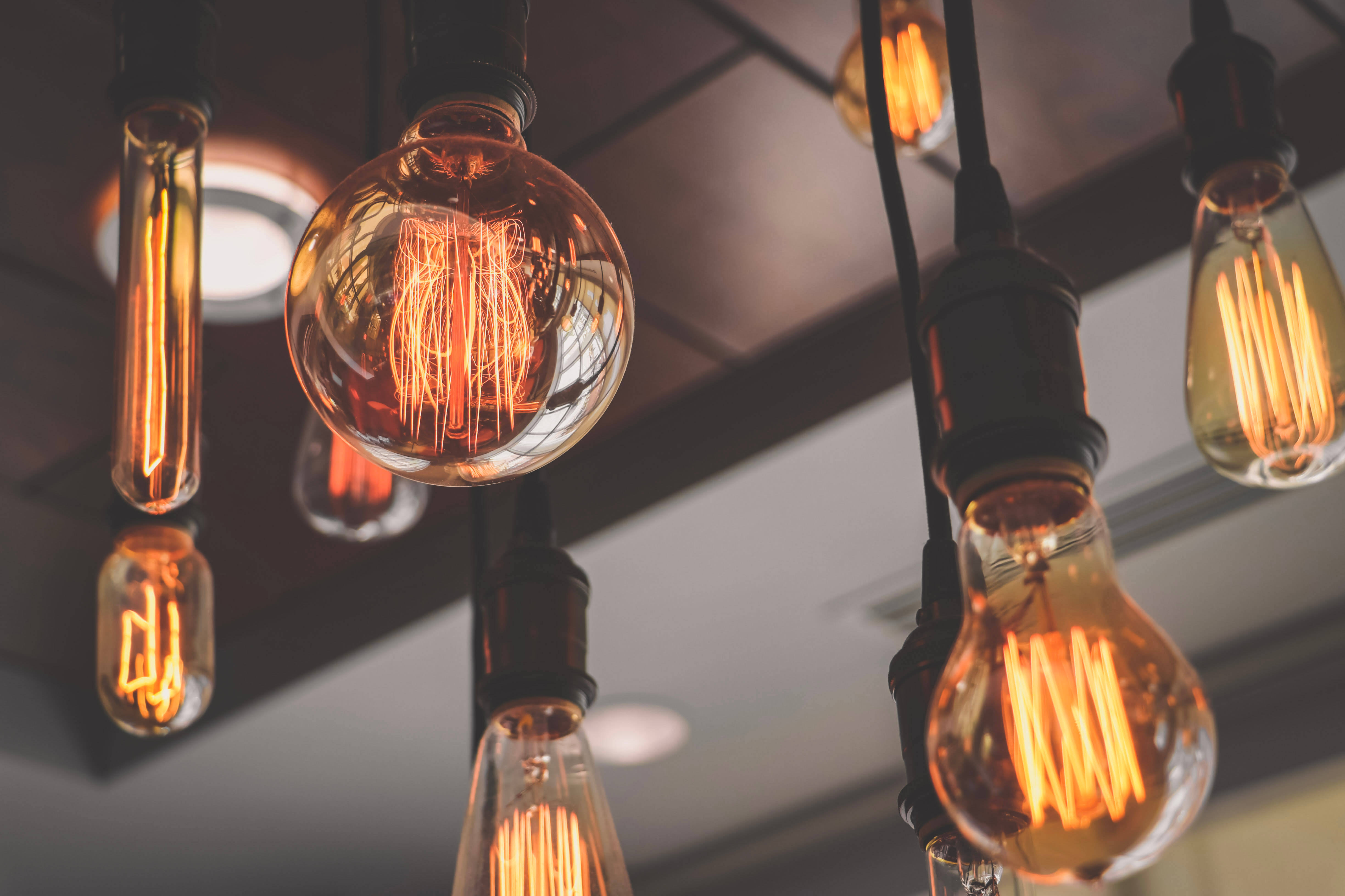 ceiling lights, vintage light bulbs, amber light, 4K Desktop Wallpaper