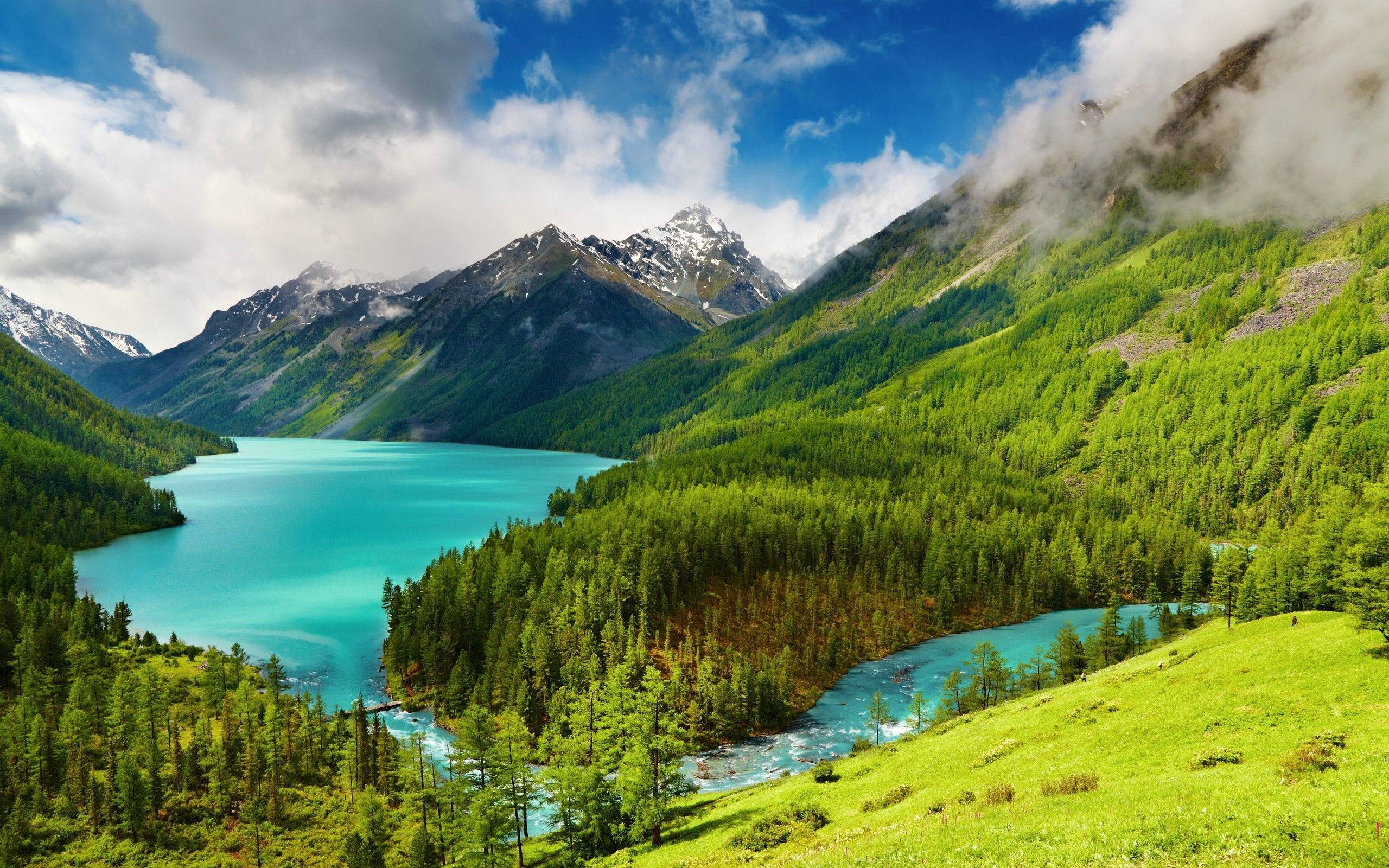 turquoise lake, lush green mountains, bright blue sky, 2K Desktop Wallpaper