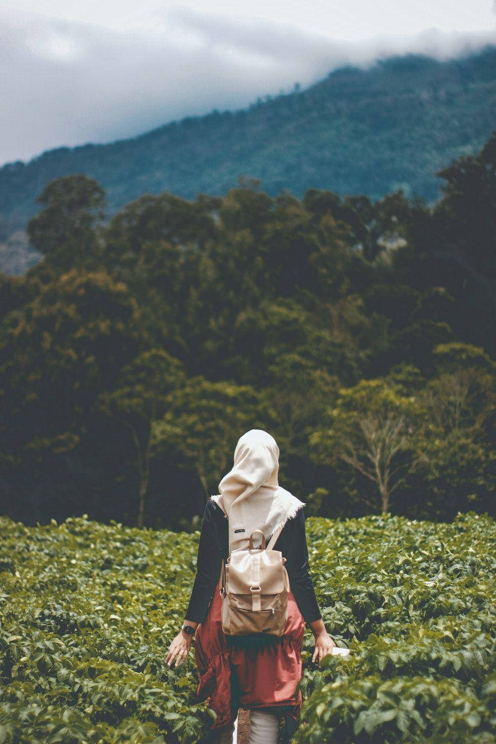 hijab girl, white hijab, beige backpack, HD Phone Wallpaper