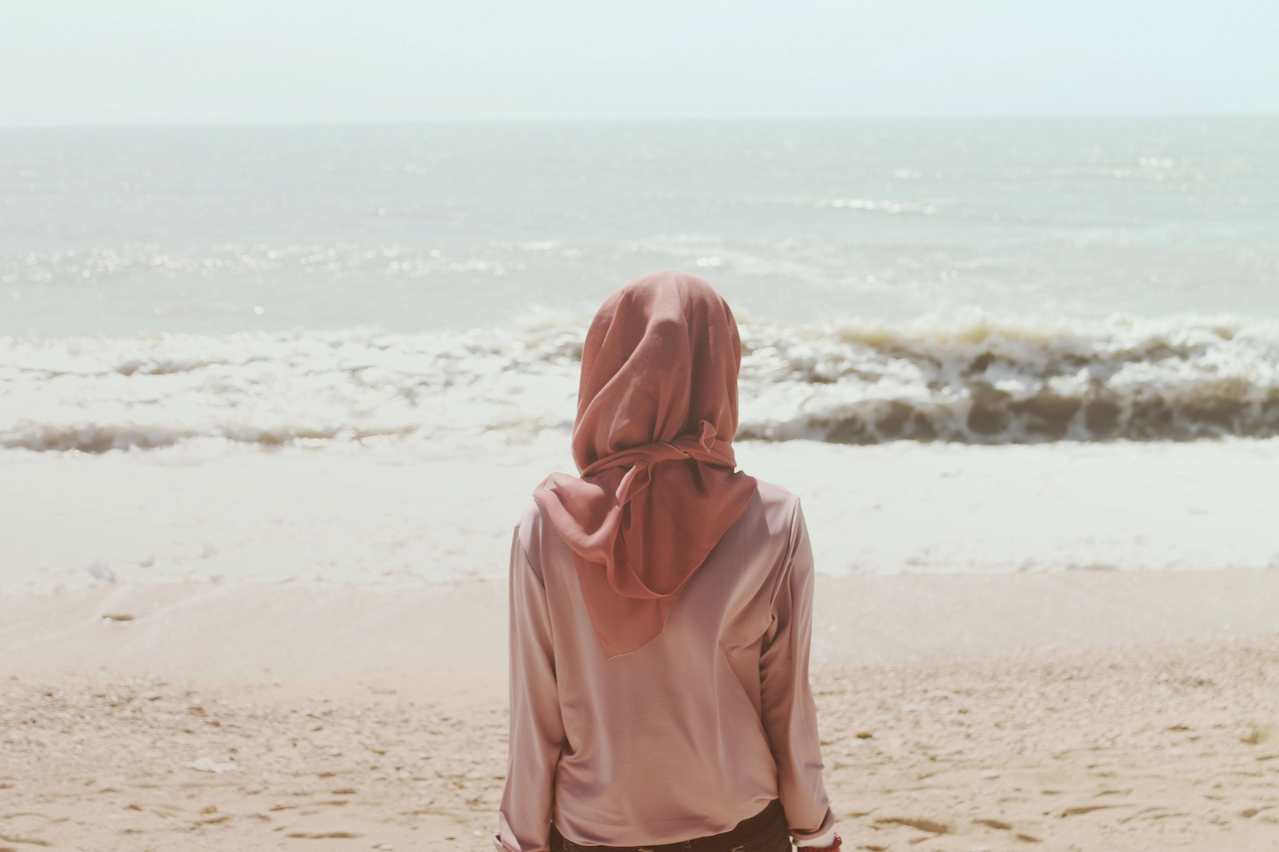 hijab girl, pink hijab, sandy beach, 4K Desktop Wallpaper