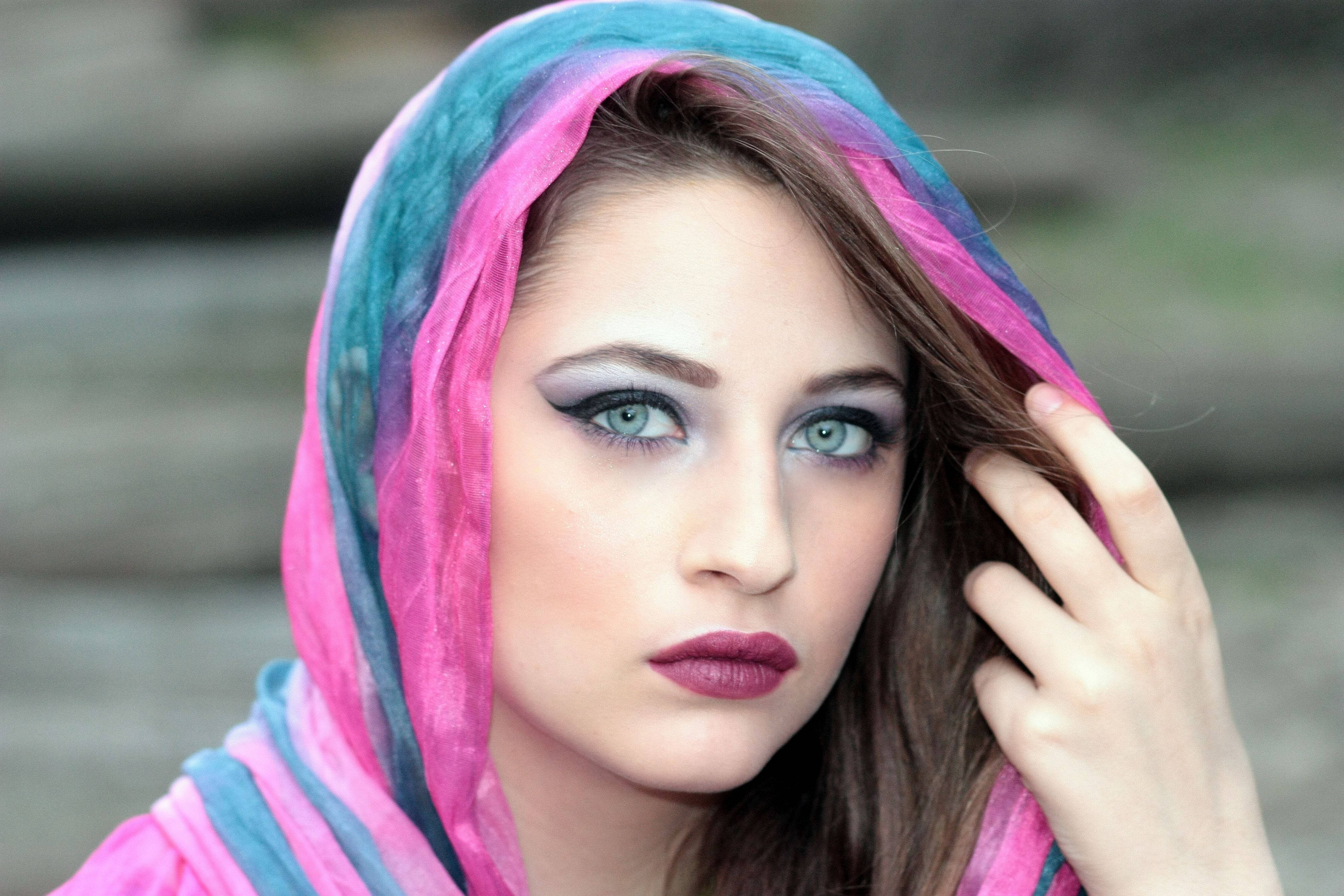 hijab, blue eyes, bold makeup, 4K Desktop Wallpaper