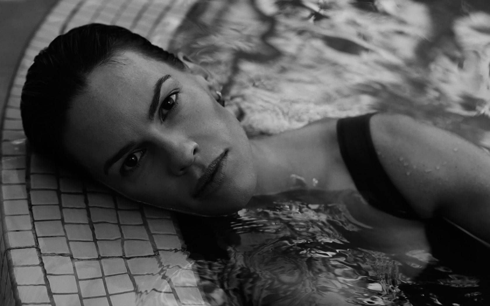 Hilary Swank, vintage grayscale portrait, dark hair, HD Desktop Wallpaper