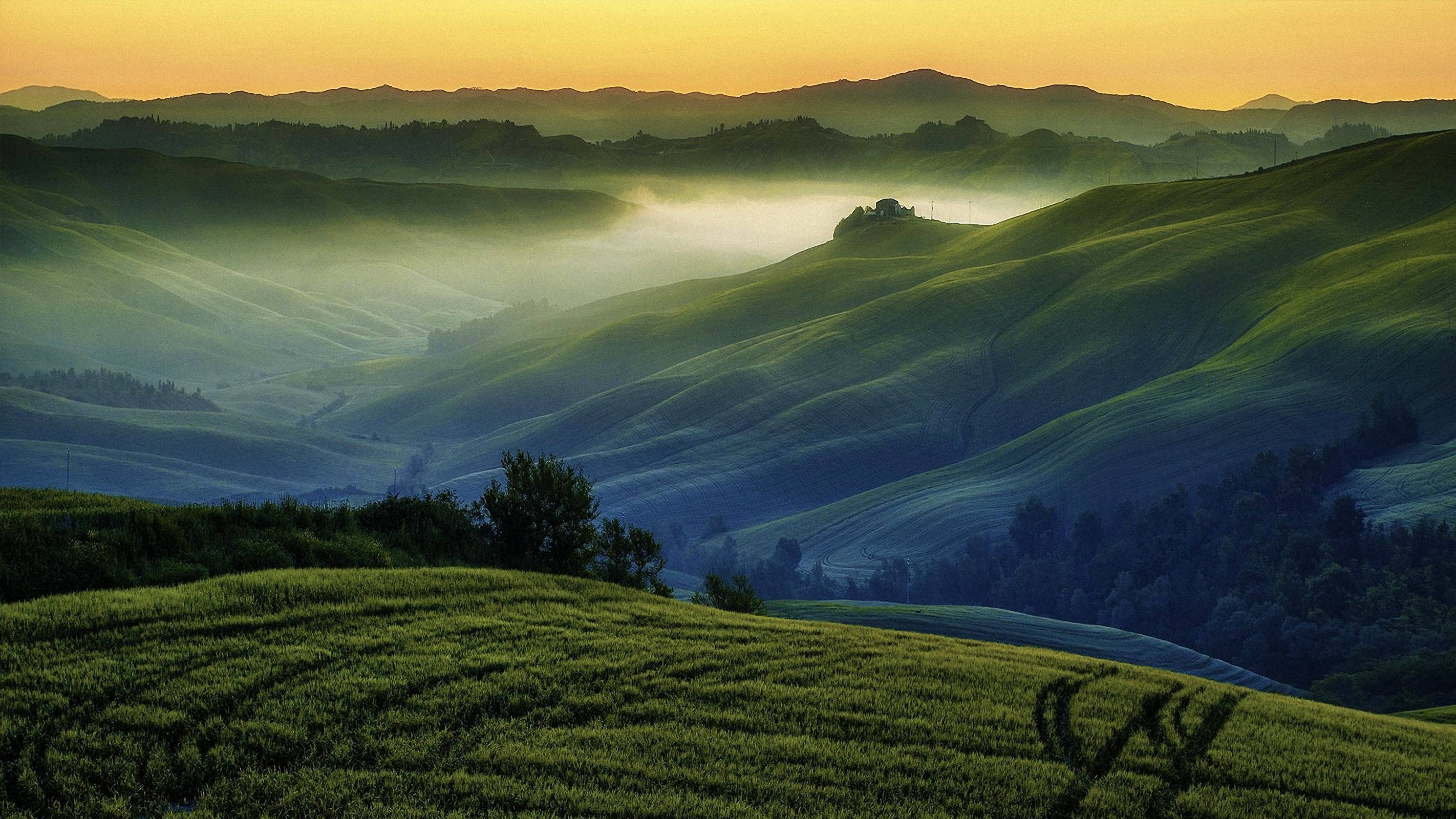 foggy hill view, morning mist, golden sunrise sky, 2K Desktop Wallpaper