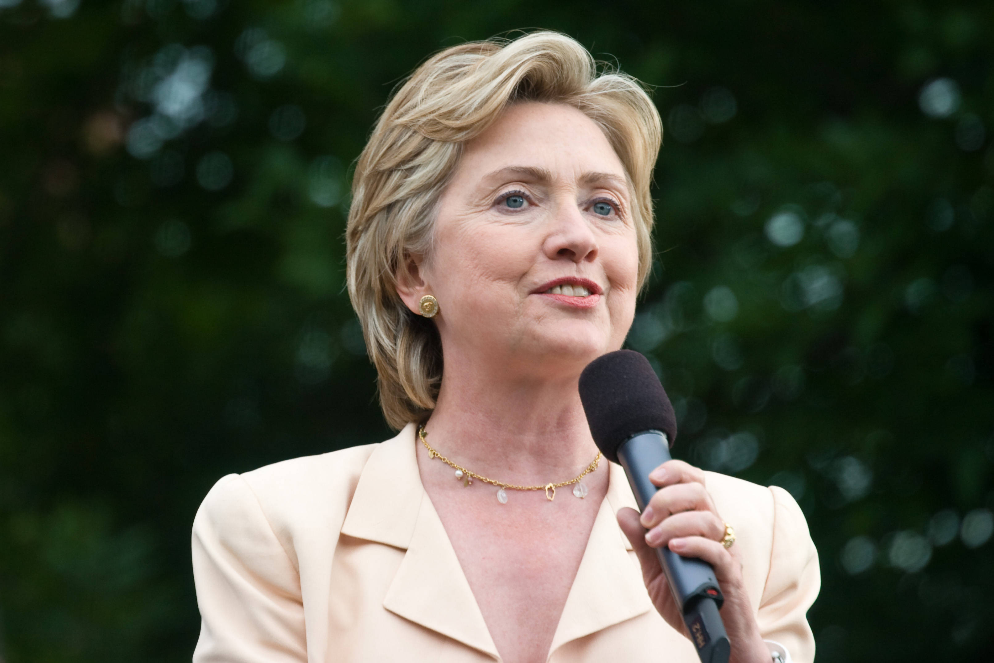 Hillary Clinton, microphone, outdoors, 2K Desktop Wallpaper