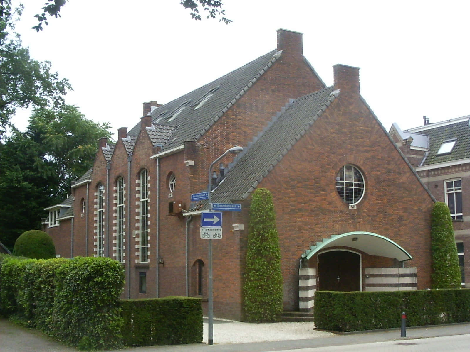 Hilversum, red brick church, gabled roof, HD Desktop Wallpaper