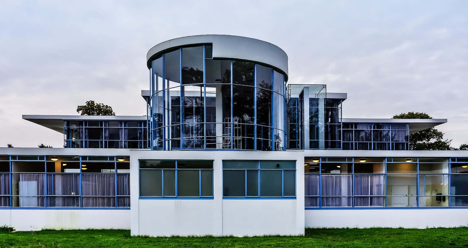 Hilversum, modernist glass and white concrete building, curved upper level, HD Desktop Wallpaper