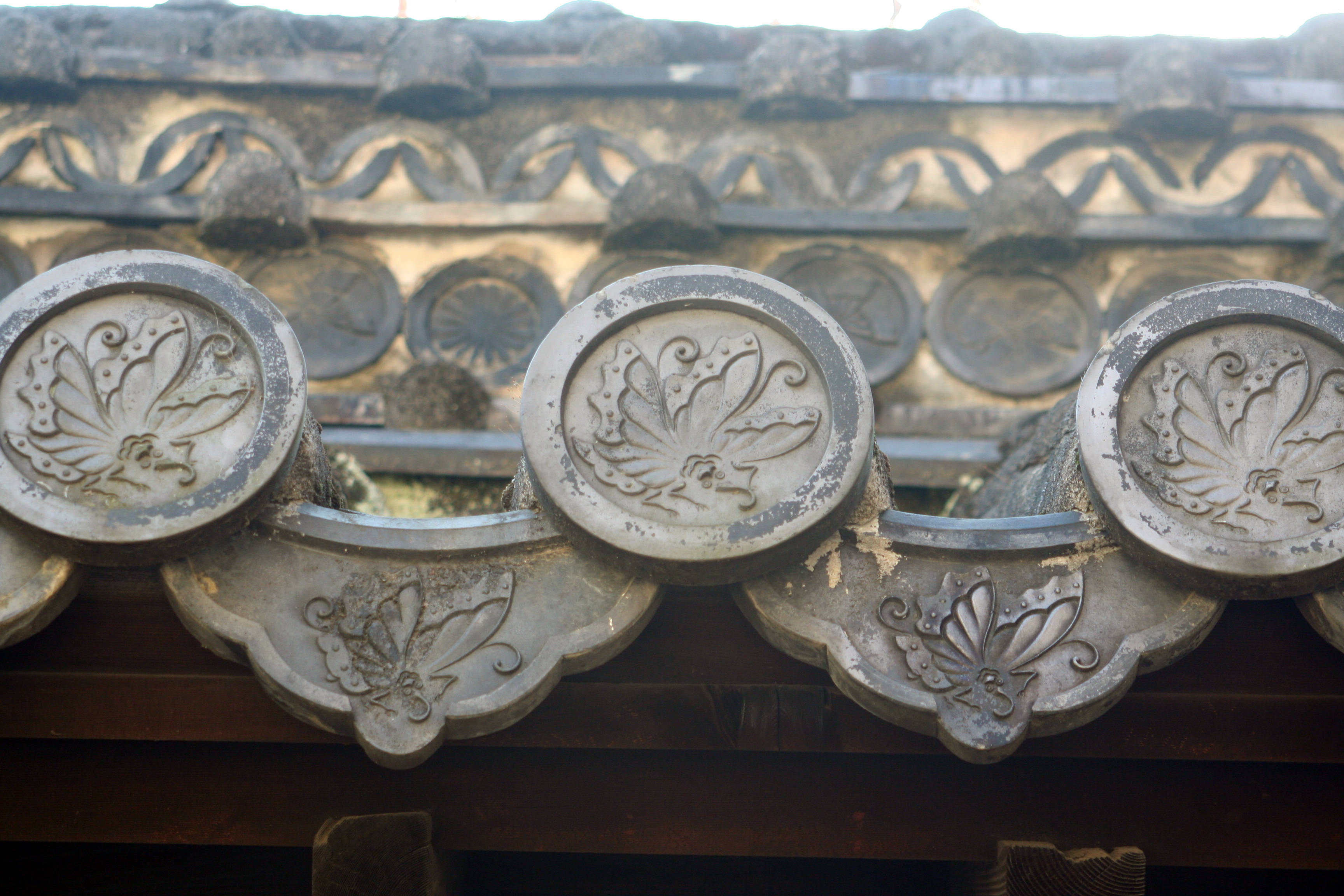 Himeji Castle, weathered gray ceramic roof tiles, intricate butterfly carvings, 2K Desktop Wallpaper