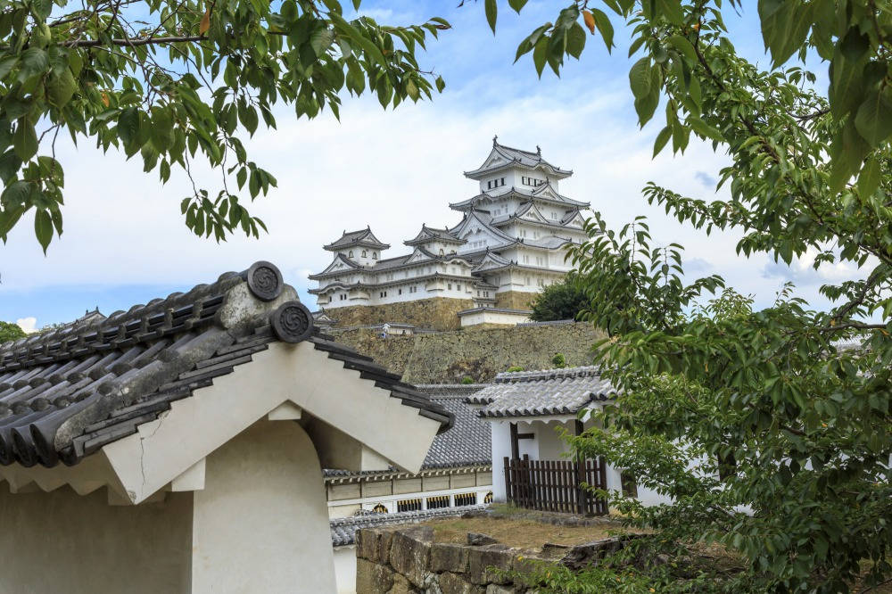 Himeji Castle, stone walls, lush green trees, SD Desktop Wallpaper