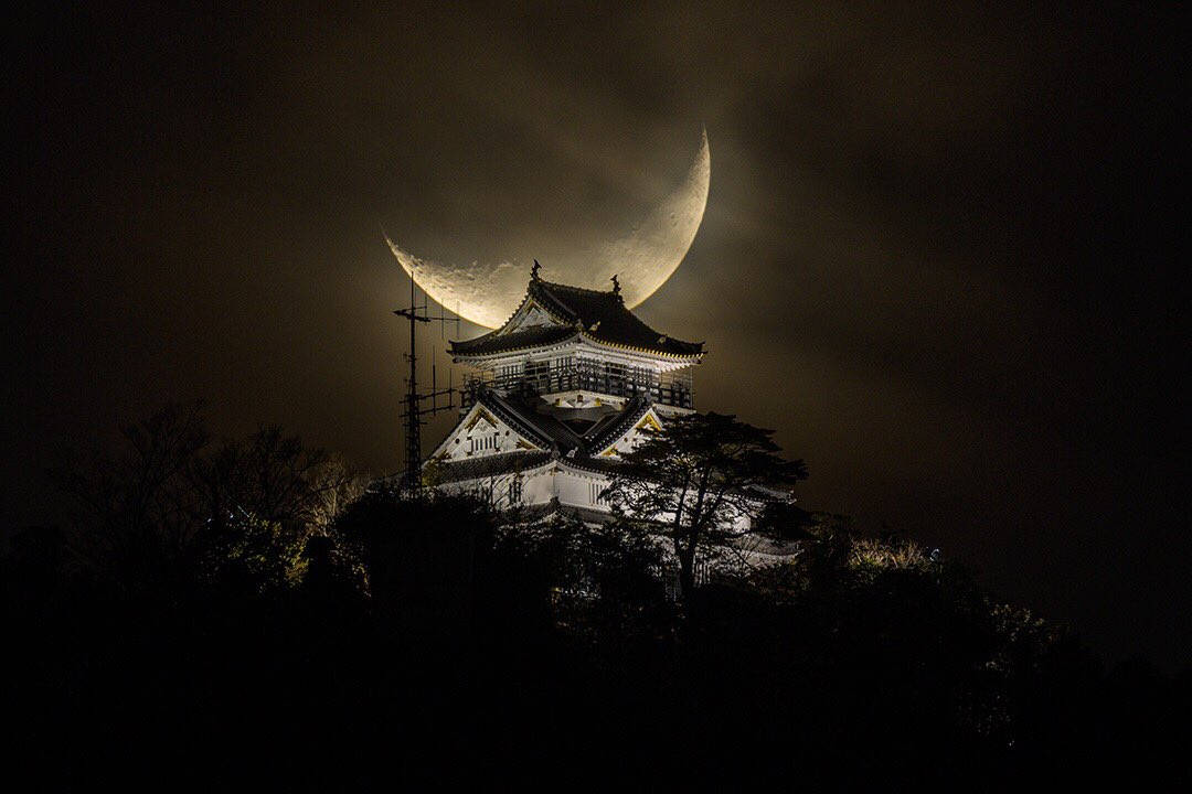 Himeji Castle, crescent moon, night, SD Desktop Wallpaper