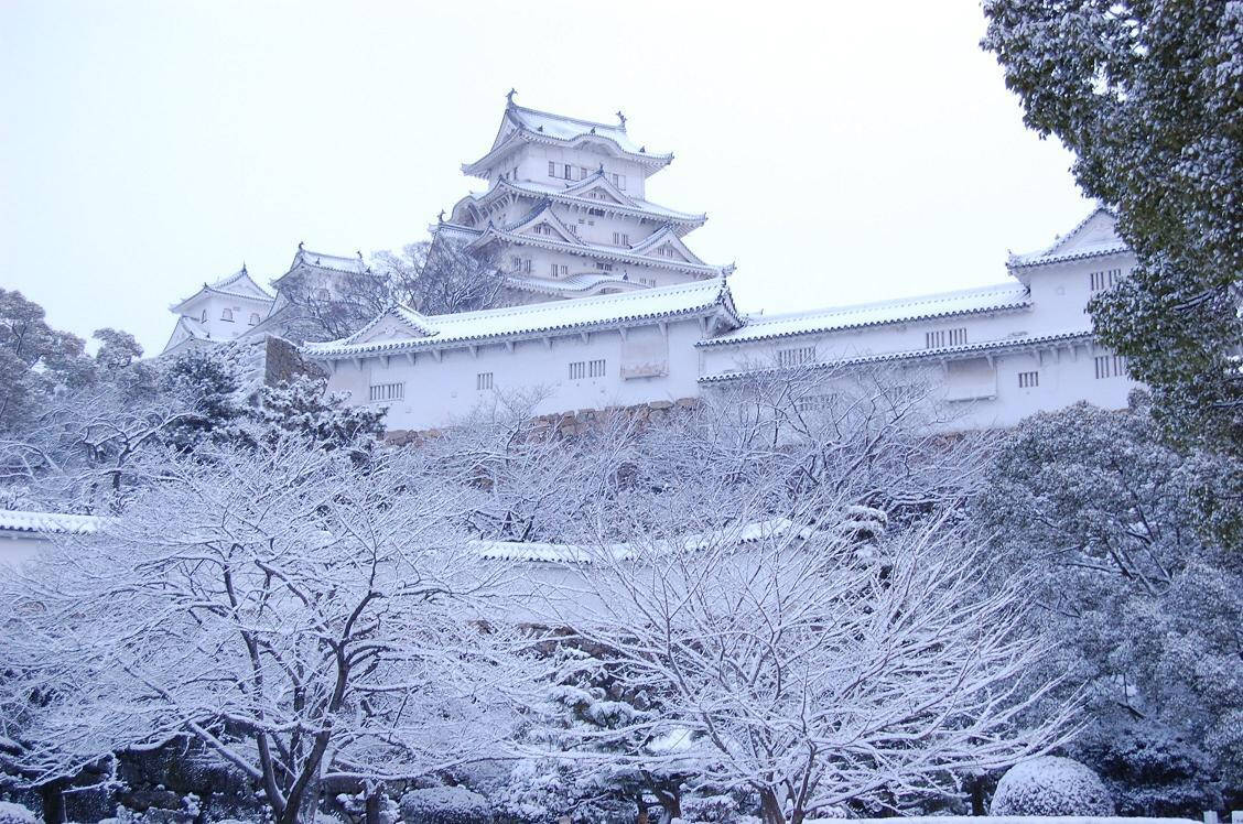 Himeji Castle, snow-covered, winter garden, SD Desktop Wallpaper
