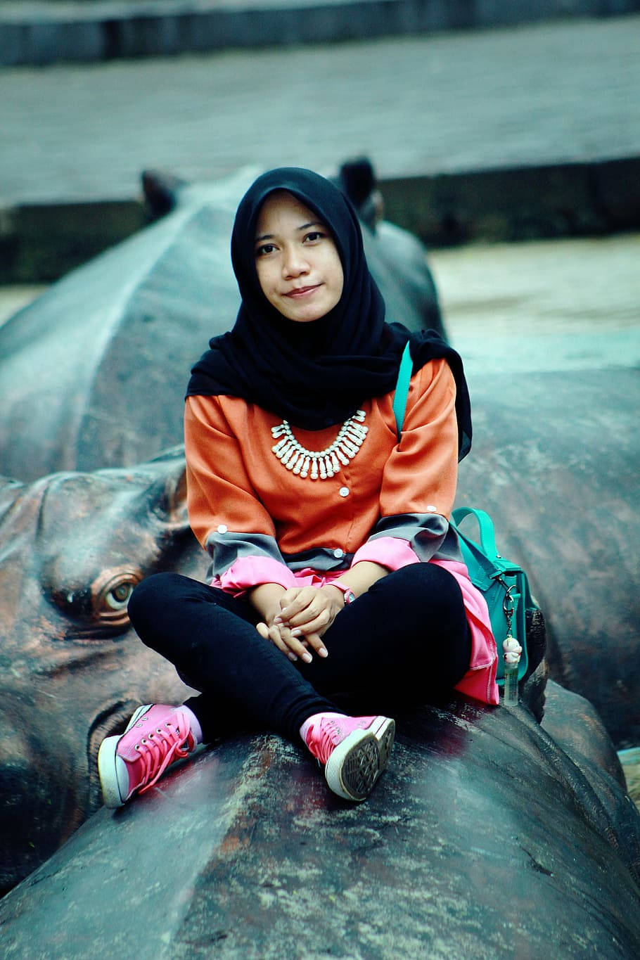 hijab girl, hippopotamus statue, bronze hippo statue, HD Phone Wallpaper