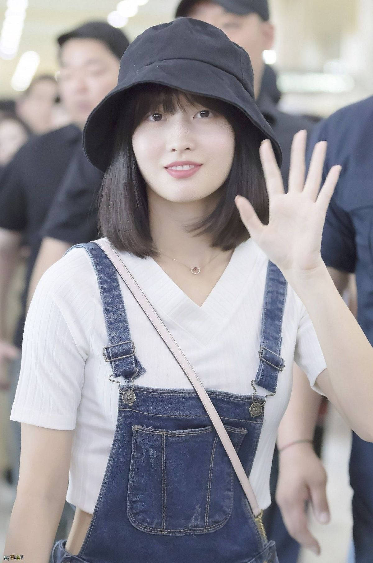 Hirai Momo, black bucket hat, denim overalls, HD Phone Wallpaper