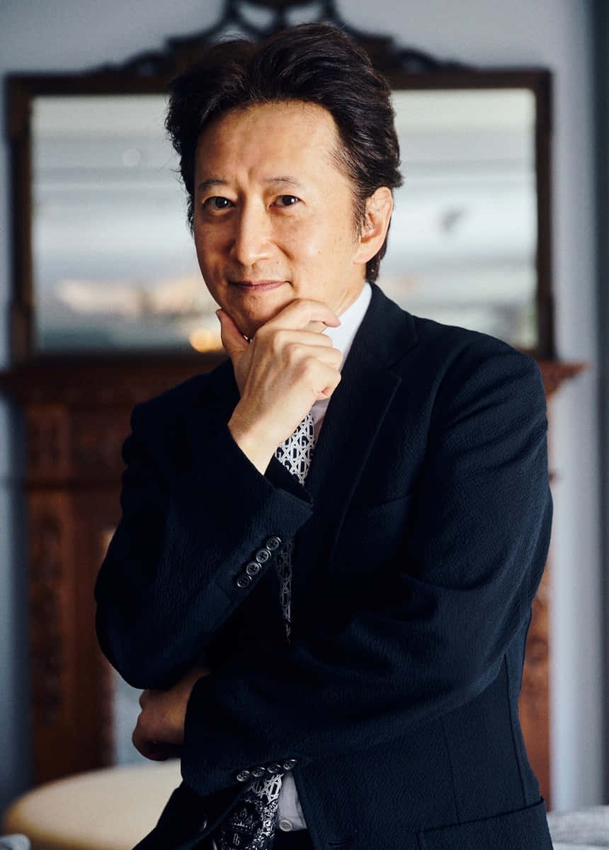 Hirohiko Araki, dark suit, hand on chin, SD Phone Wallpaper