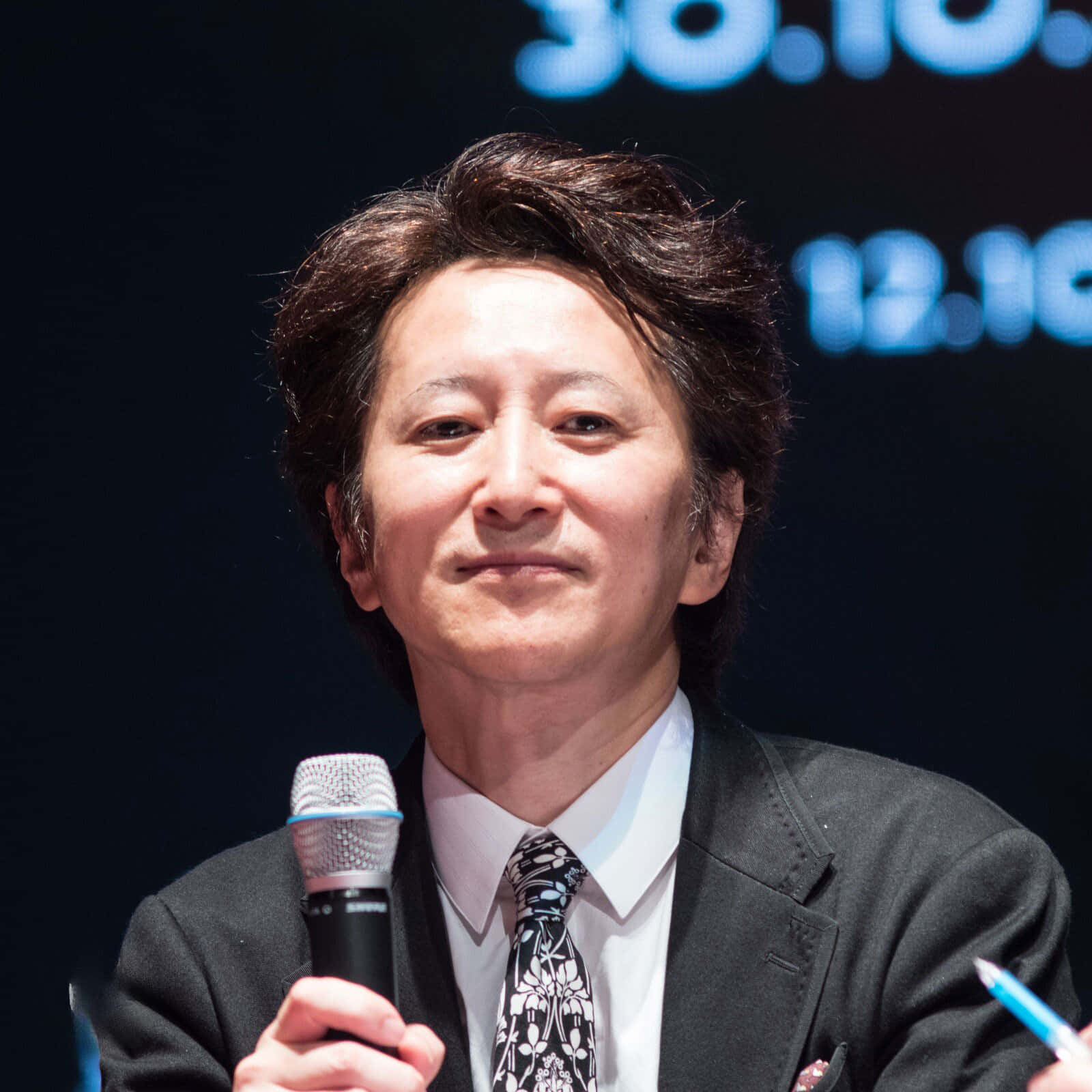 Hirohiko Araki, suit, microphone, HD Desktop Wallpaper