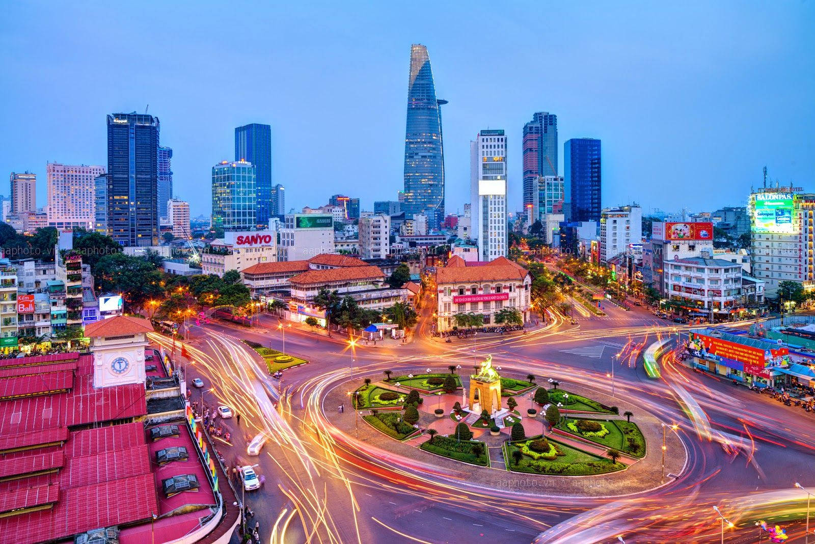 Ho Chi Minh City, roundabout park, dusk, HD Desktop Wallpaper