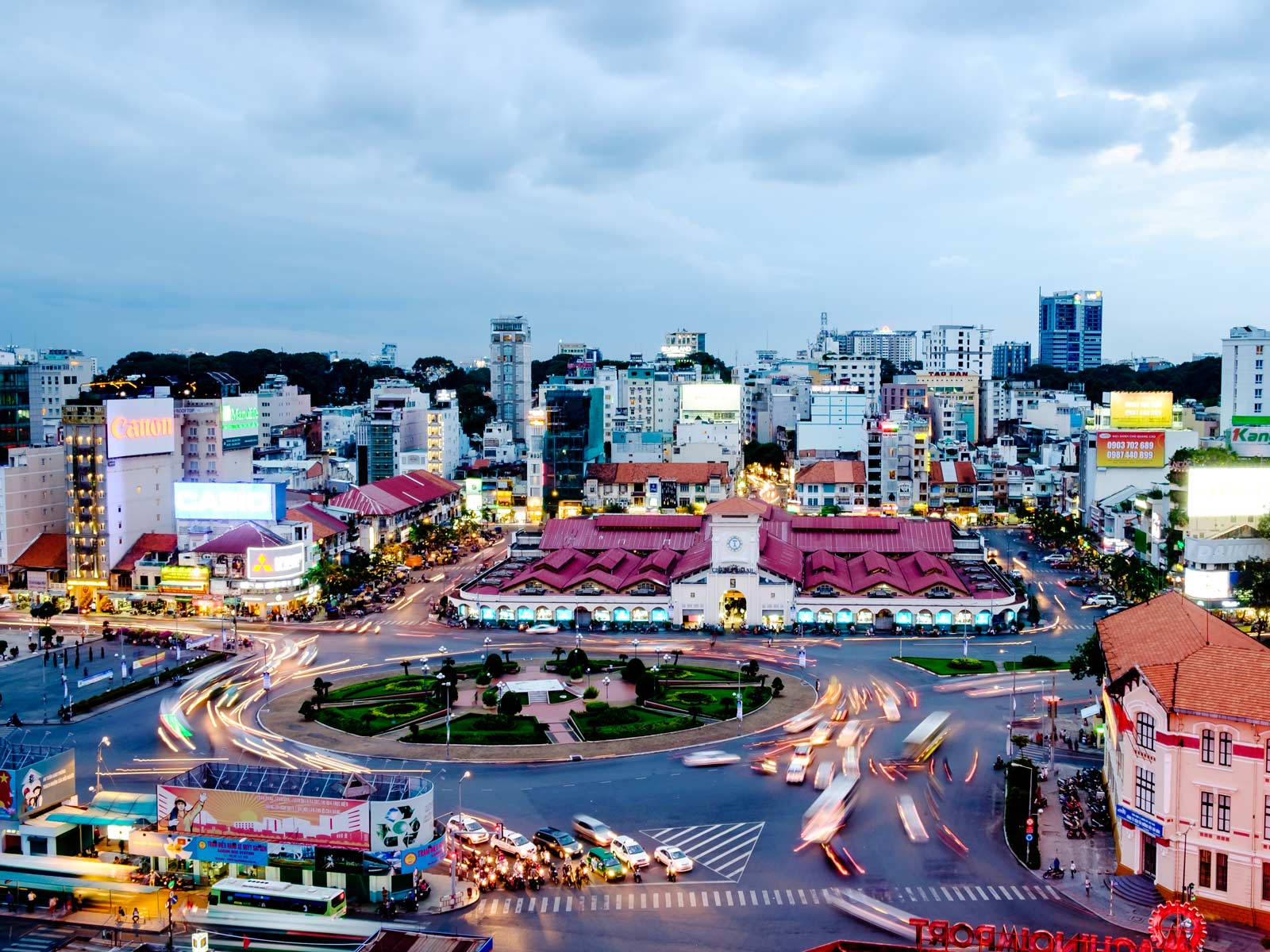 Ho Chi Minh City, roundabout park, dusk, HD Desktop Wallpaper