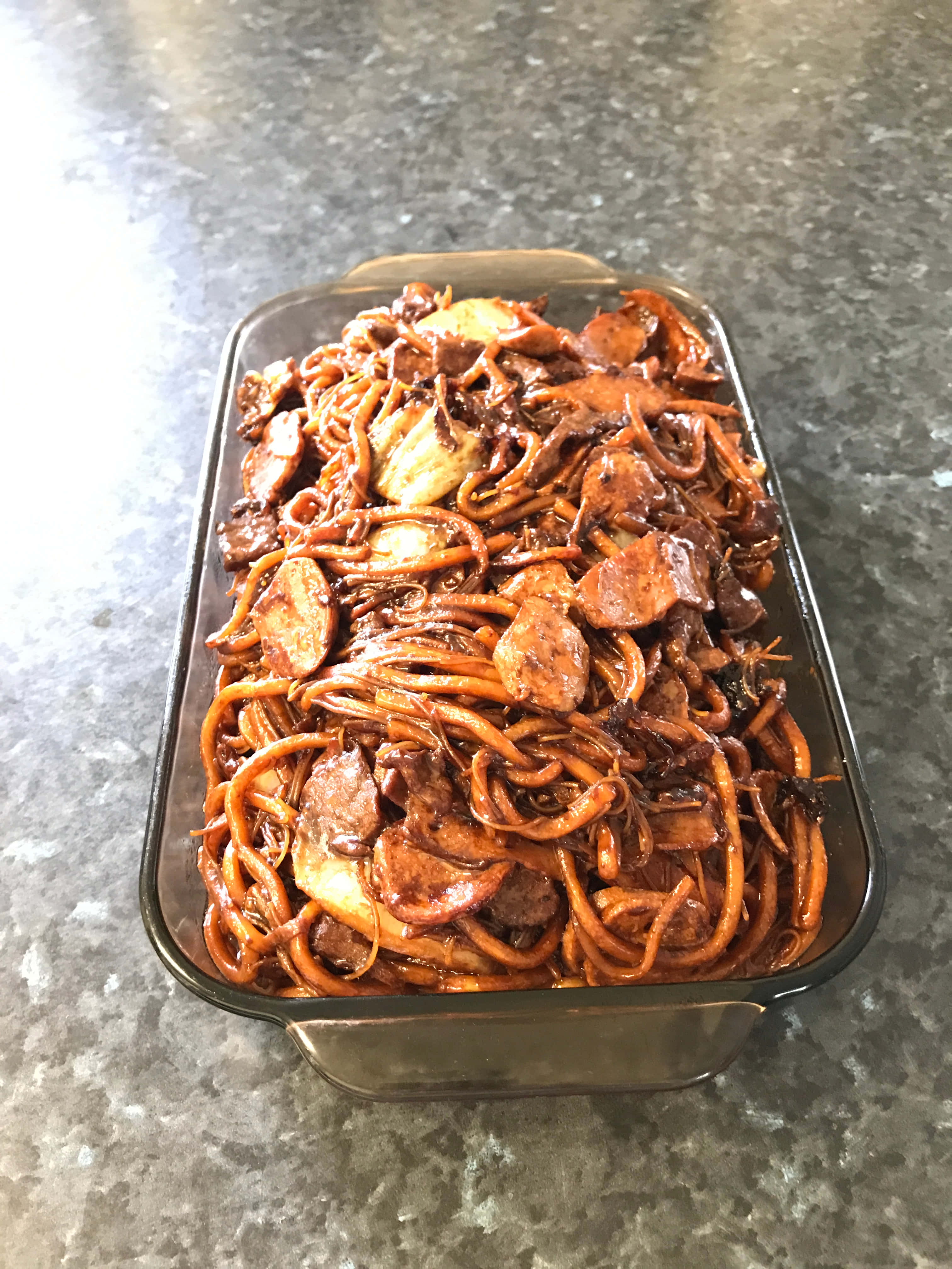 Hokkien Mee, glass baking dish, glossy brown stir fry noodles, 4K Phone Wallpaper