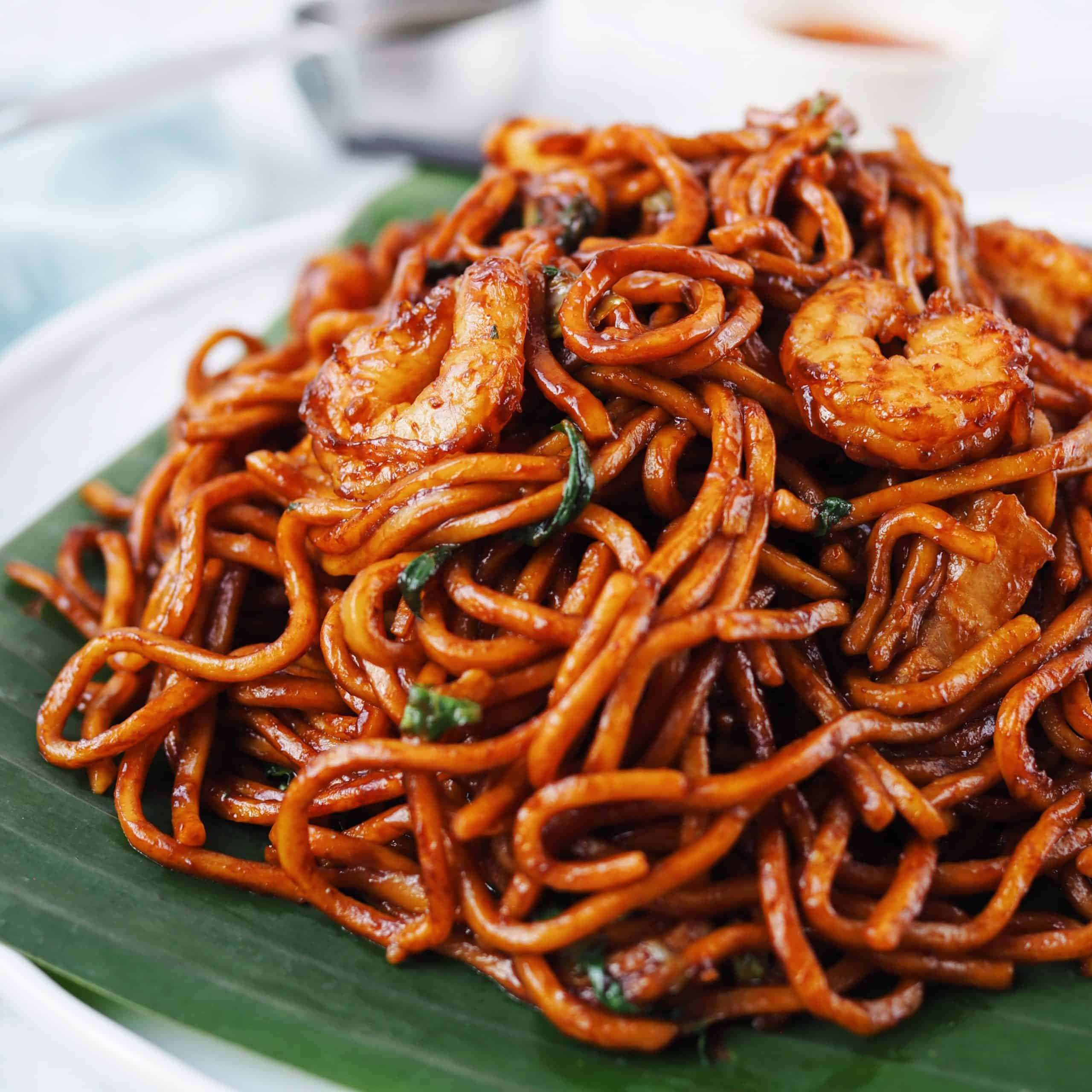 Hokkien Mee, glossy stir-fried noodles, shrimp, 2K Desktop Wallpaper