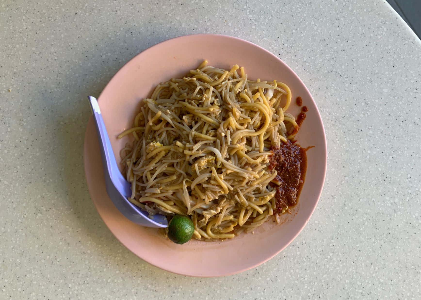 Hokkien Mee, yellow noodles, pink plate, HD Desktop Wallpaper