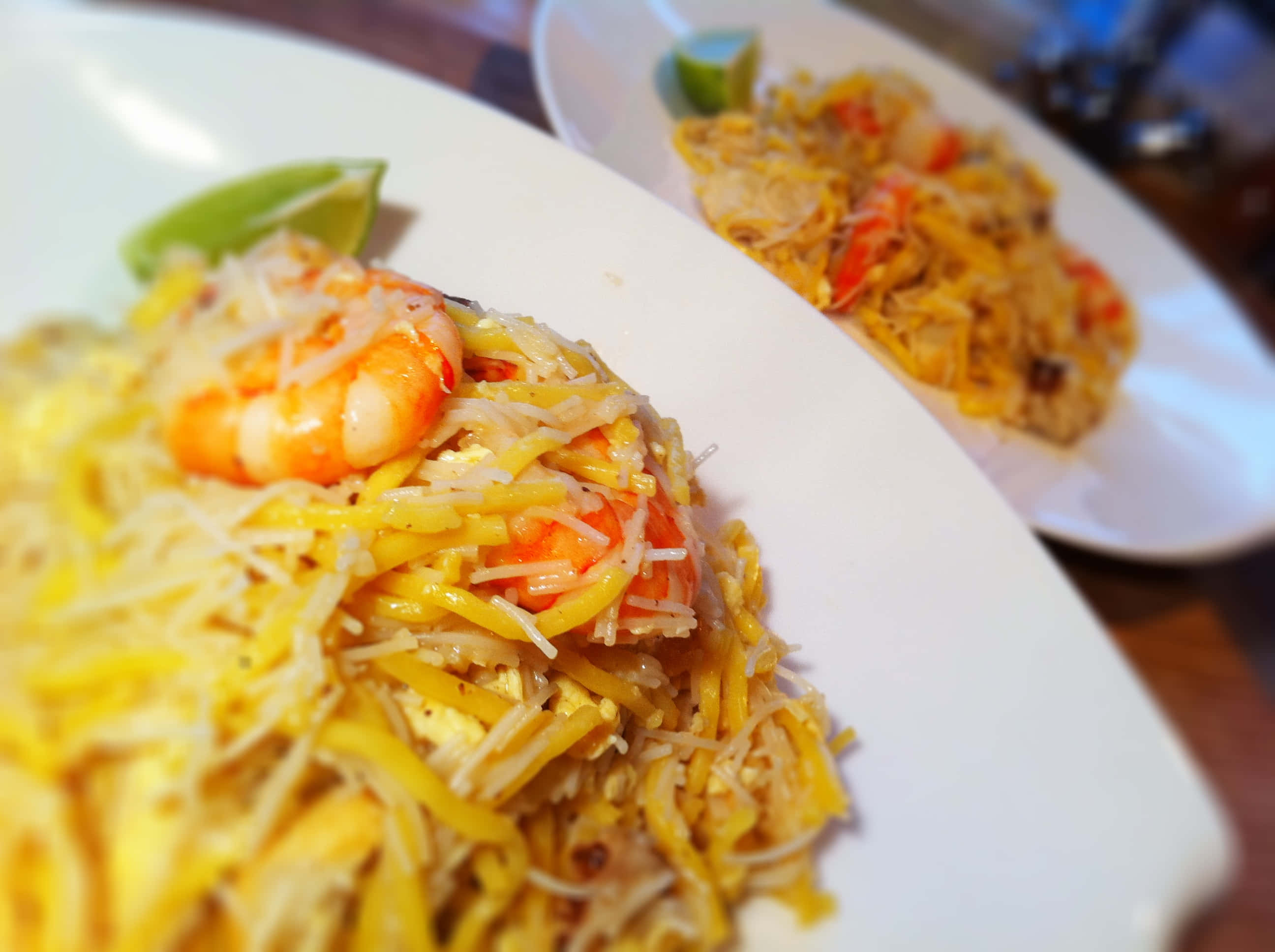 Hokkien Mee, shrimp stir-fried noodles, lime wedge, 2K Desktop Wallpaper