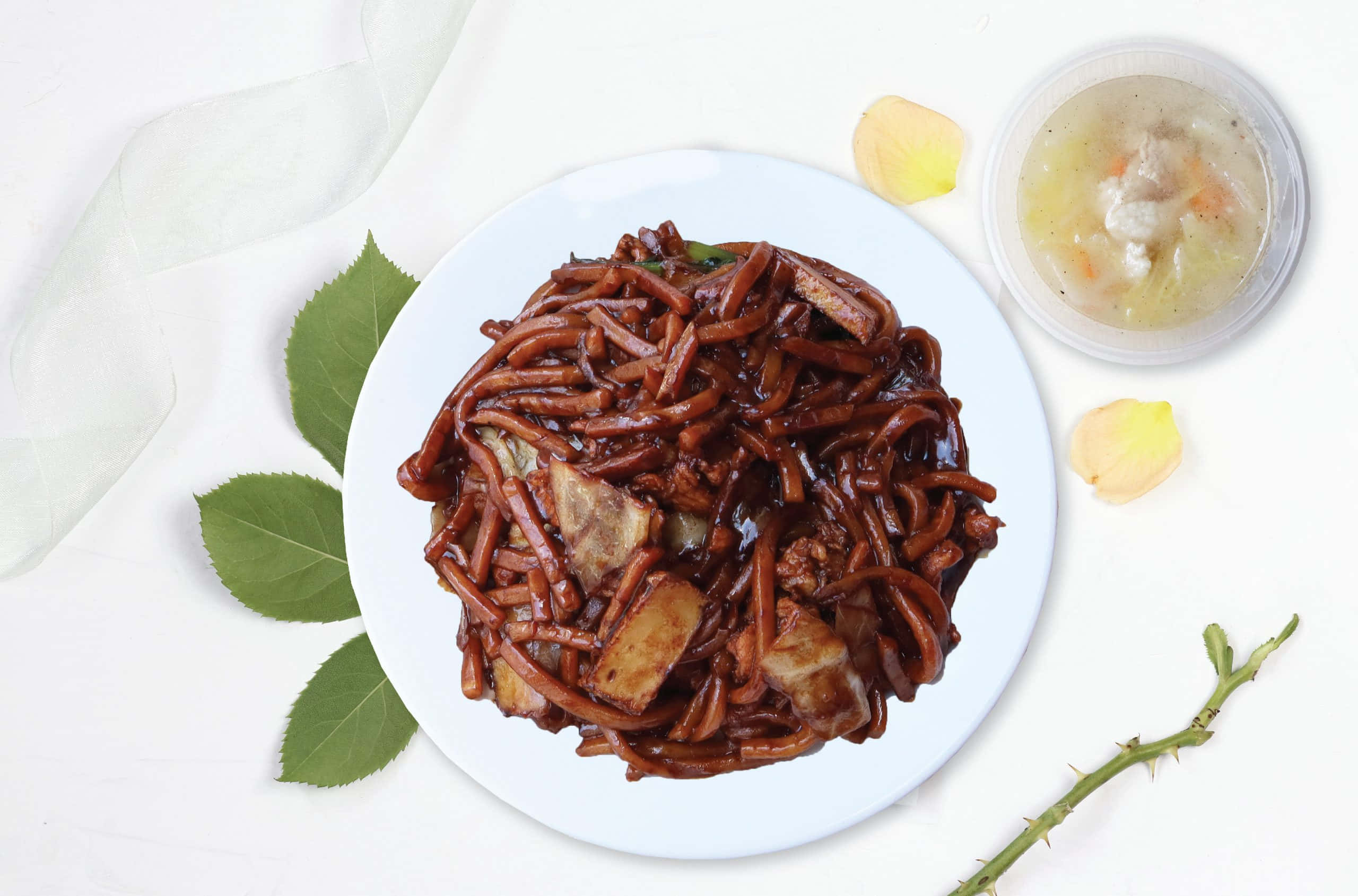 dark hokkien mee, white plate, glossy dark brown noodles, 2K Desktop Wallpaper