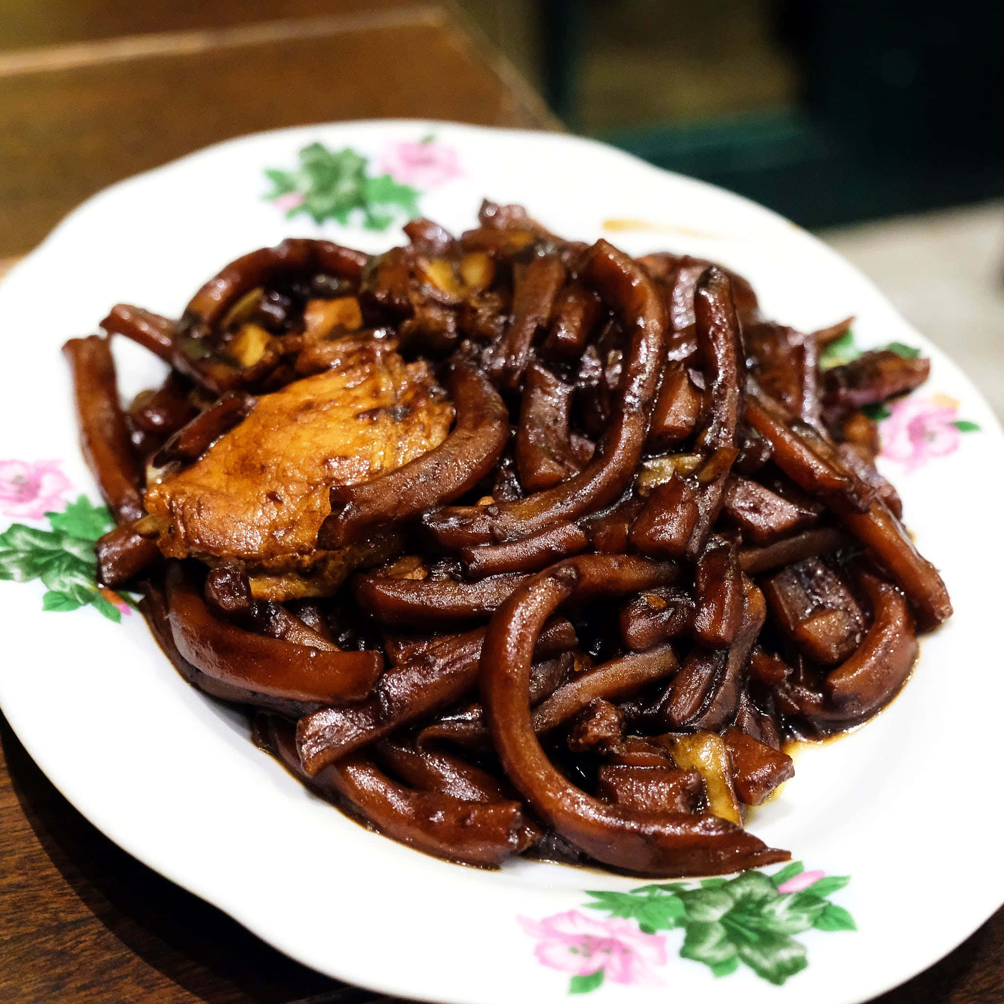Hokkien Mee, floral patterned white plate, glossy dark brown braised pork, Full HD Desktop Wallpaper