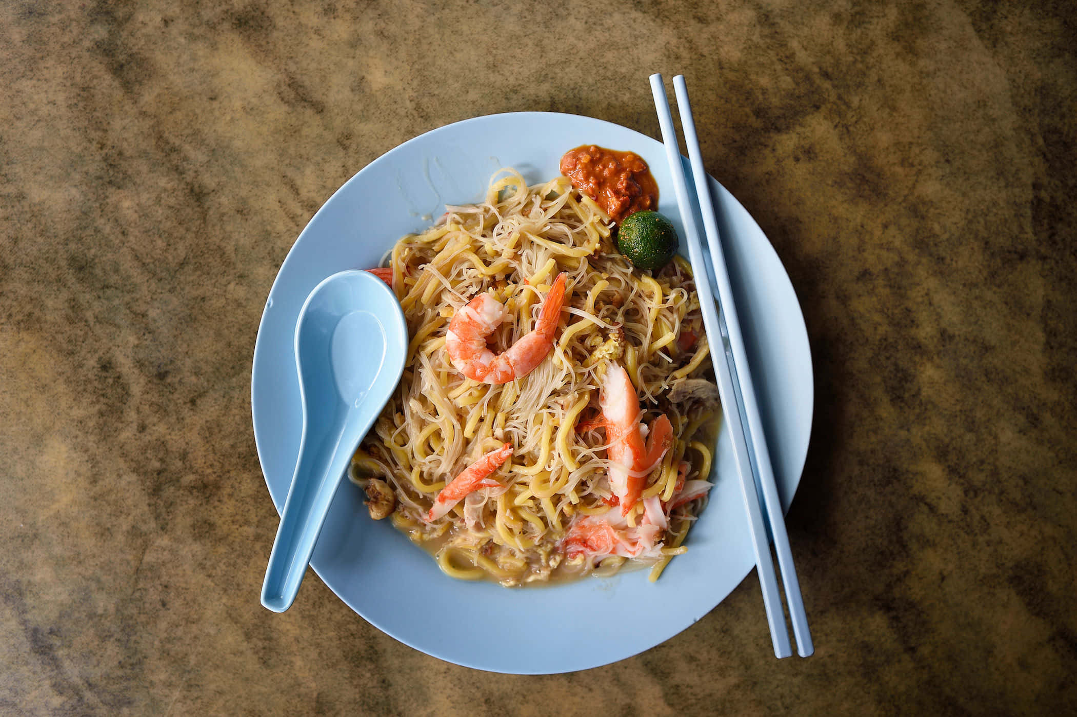 Hokkien Mee, yellow and thin noodles, light blue plate, Full HD Desktop Wallpaper