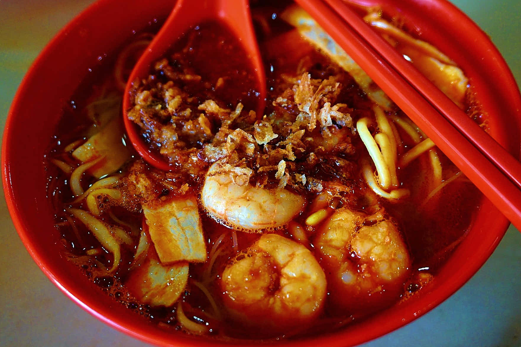 Hokkien Mee, clear brown broth, vibrant red bowl, HD Desktop Wallpaper