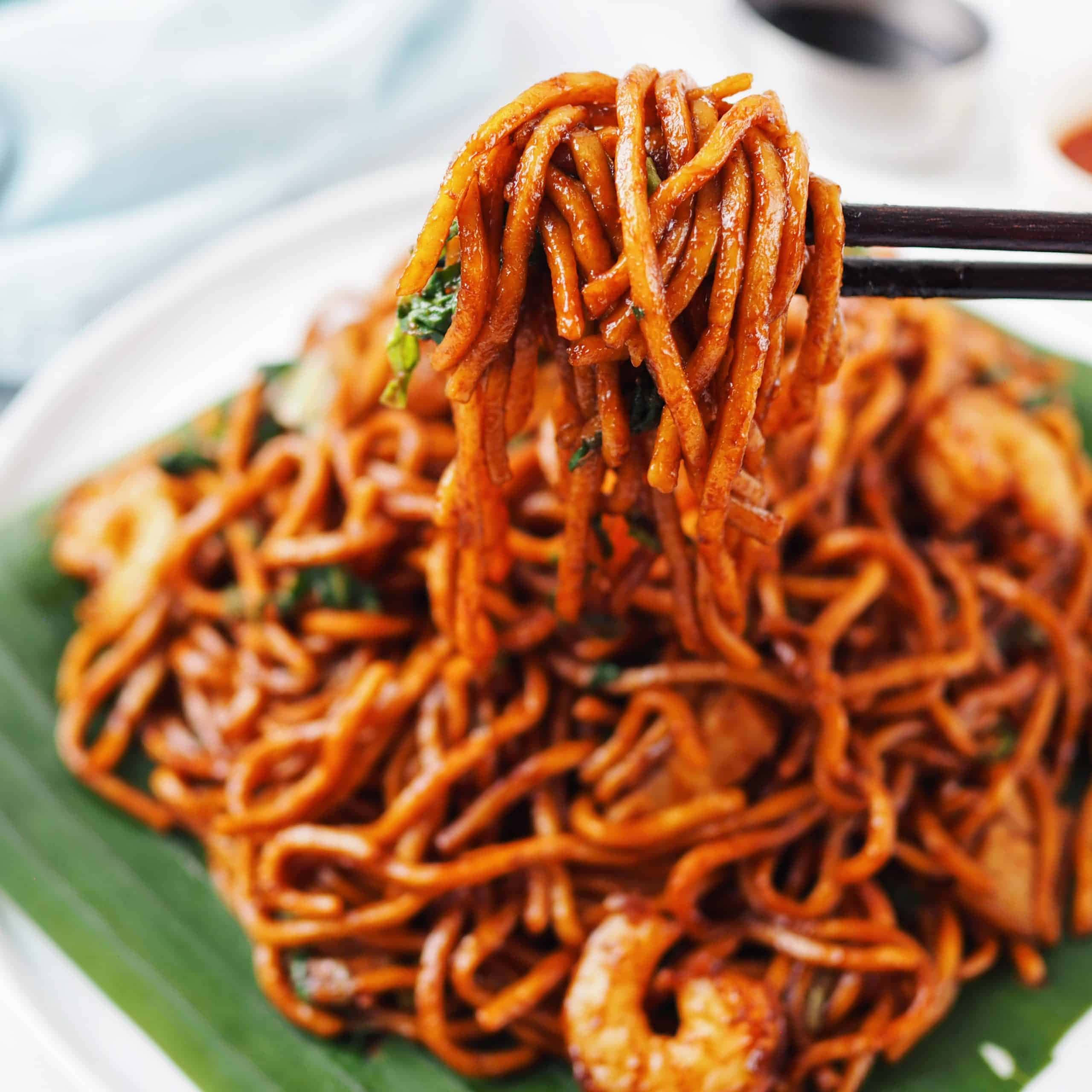 Hokkien Mee, glossy orange noodles, shrimp, 2K Desktop Wallpaper