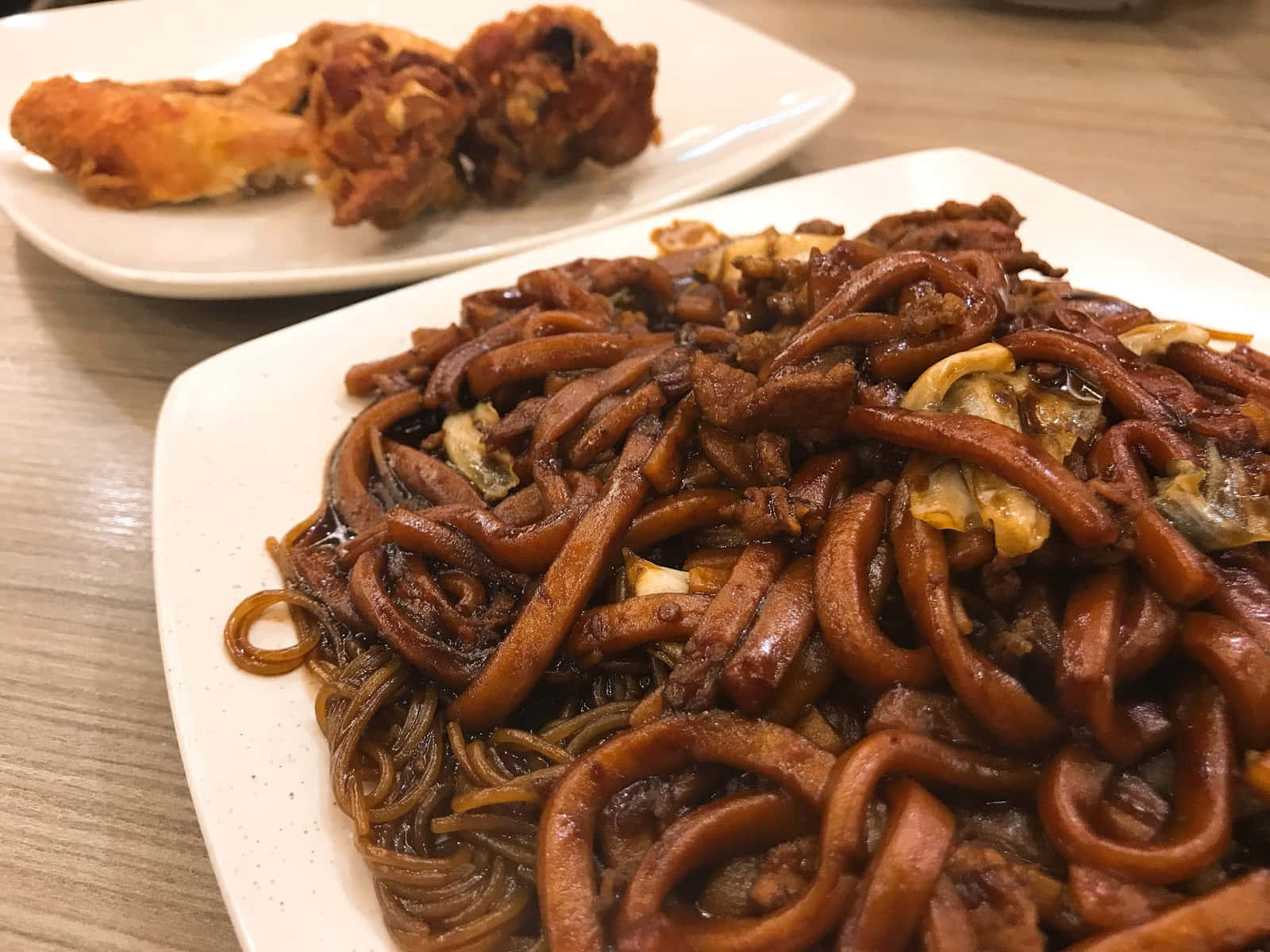 Dark Hokkien Mee, fried chicken wings, glossy dark noodles, HD Desktop Wallpaper