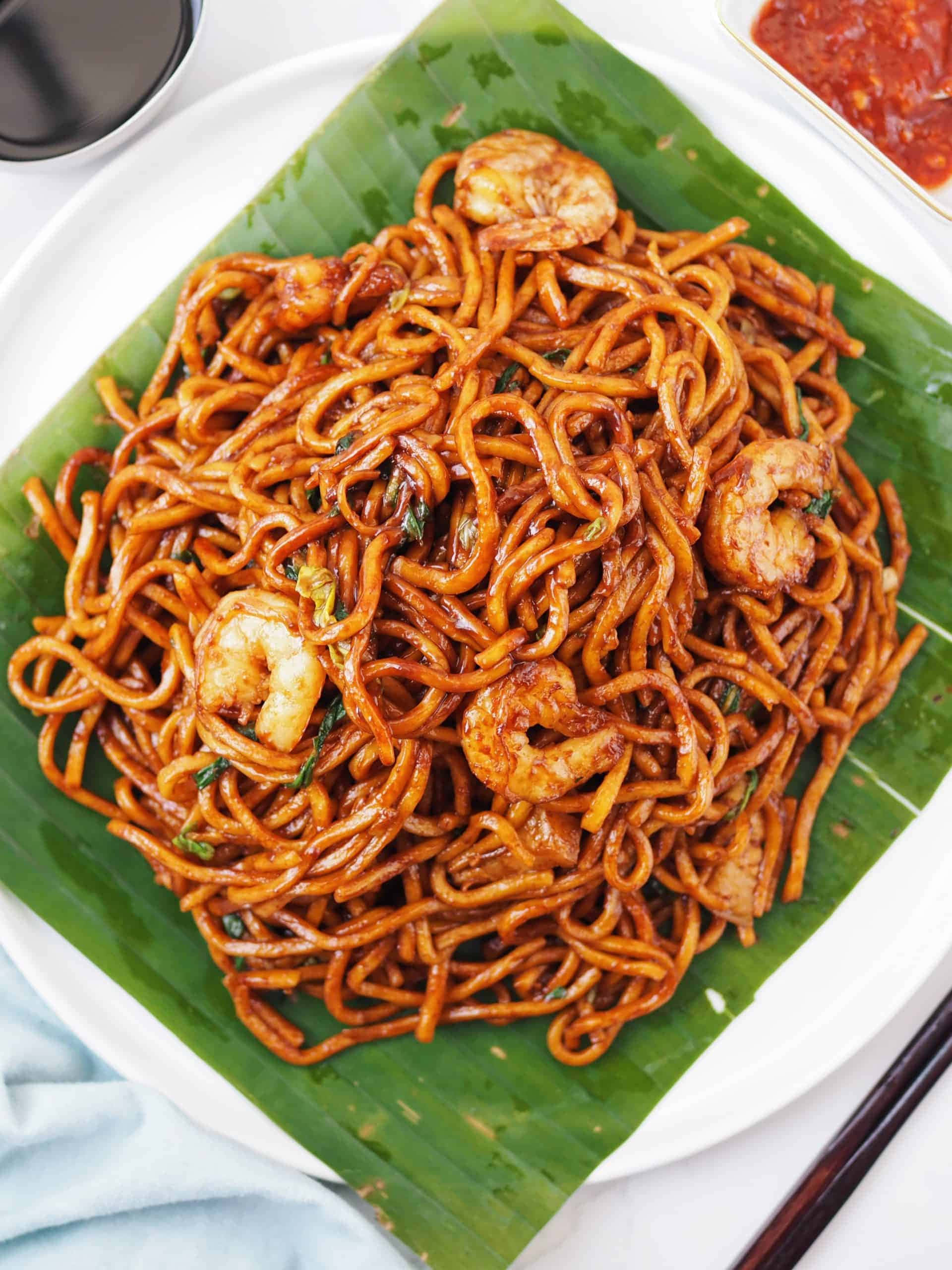 Hokkien Mee, banana leaf, glossy brown noodles, 2K Phone Wallpaper